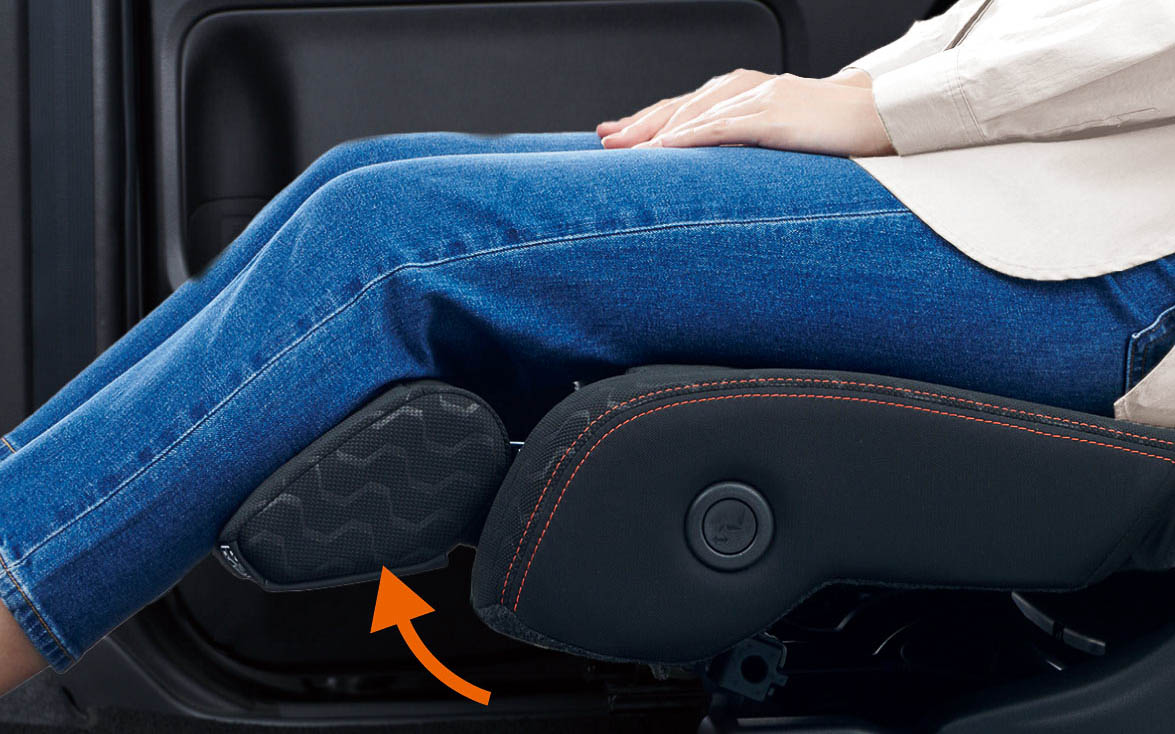 マルチユースフラップのオットマンモード（停車時使用）