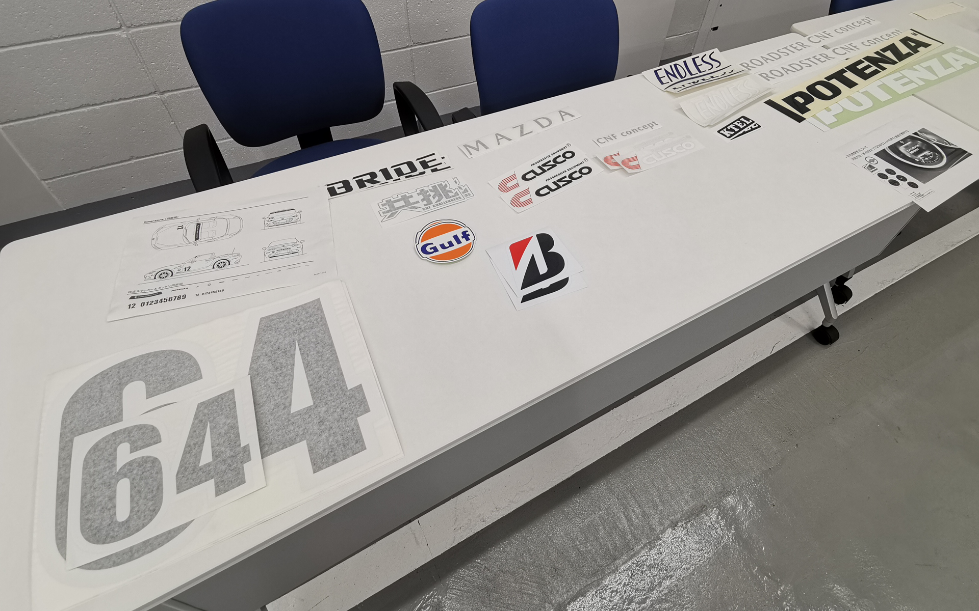 協賛メーカーなど必ず貼る規定のステッカーもある