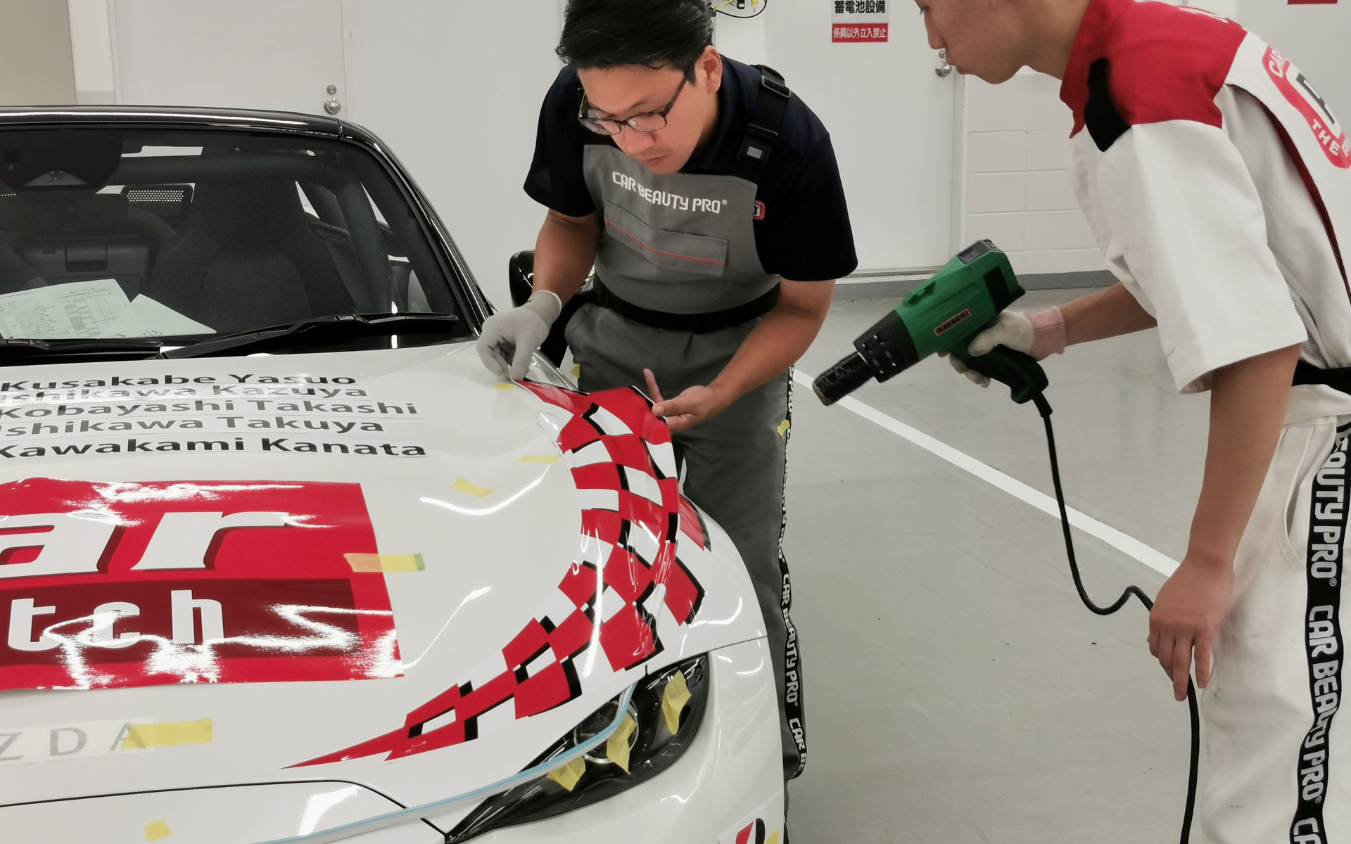 平坦な部分は比較的スムーズに貼れるが、湾曲部はヒートガンで温めながら貼り込む。カービューティープロのシールはしっかりと押さえつける前は剥がしやすくなっていて、フィルムのように水を使ったりする必要もない