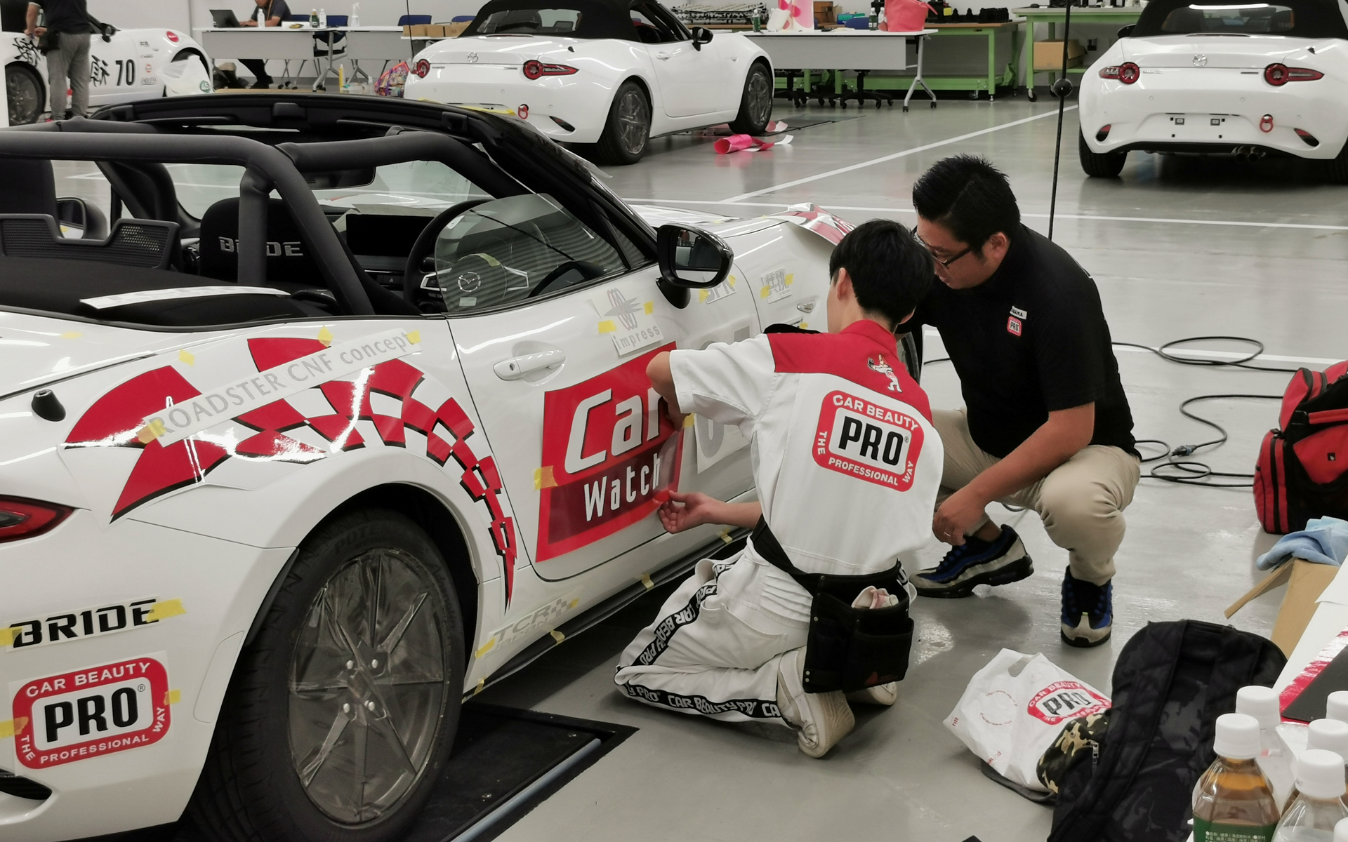 平坦な部分は比較的スムーズに貼れるが、湾曲部はヒートガンで温めながら貼り込む。カービューティープロのシールはしっかりと押さえつける前は剥がしやすくなっていて、フィルムのように水を使ったりする必要もない