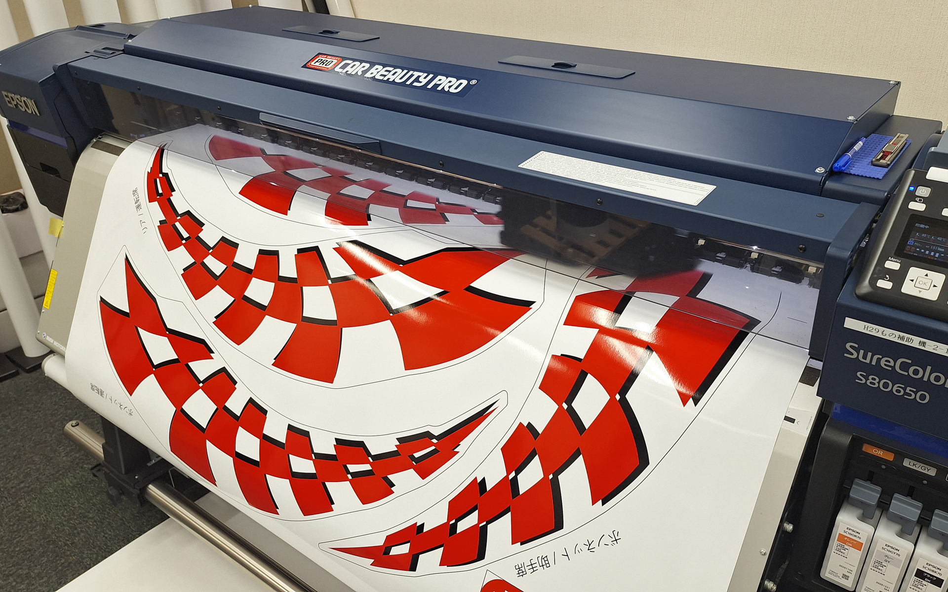 チェッカー柄を2色のシールで別々に制作すると、少しだけ位置をズラして貼ることになるが、プリントならズレることもないし、角から剝がれやすくなる心配もない