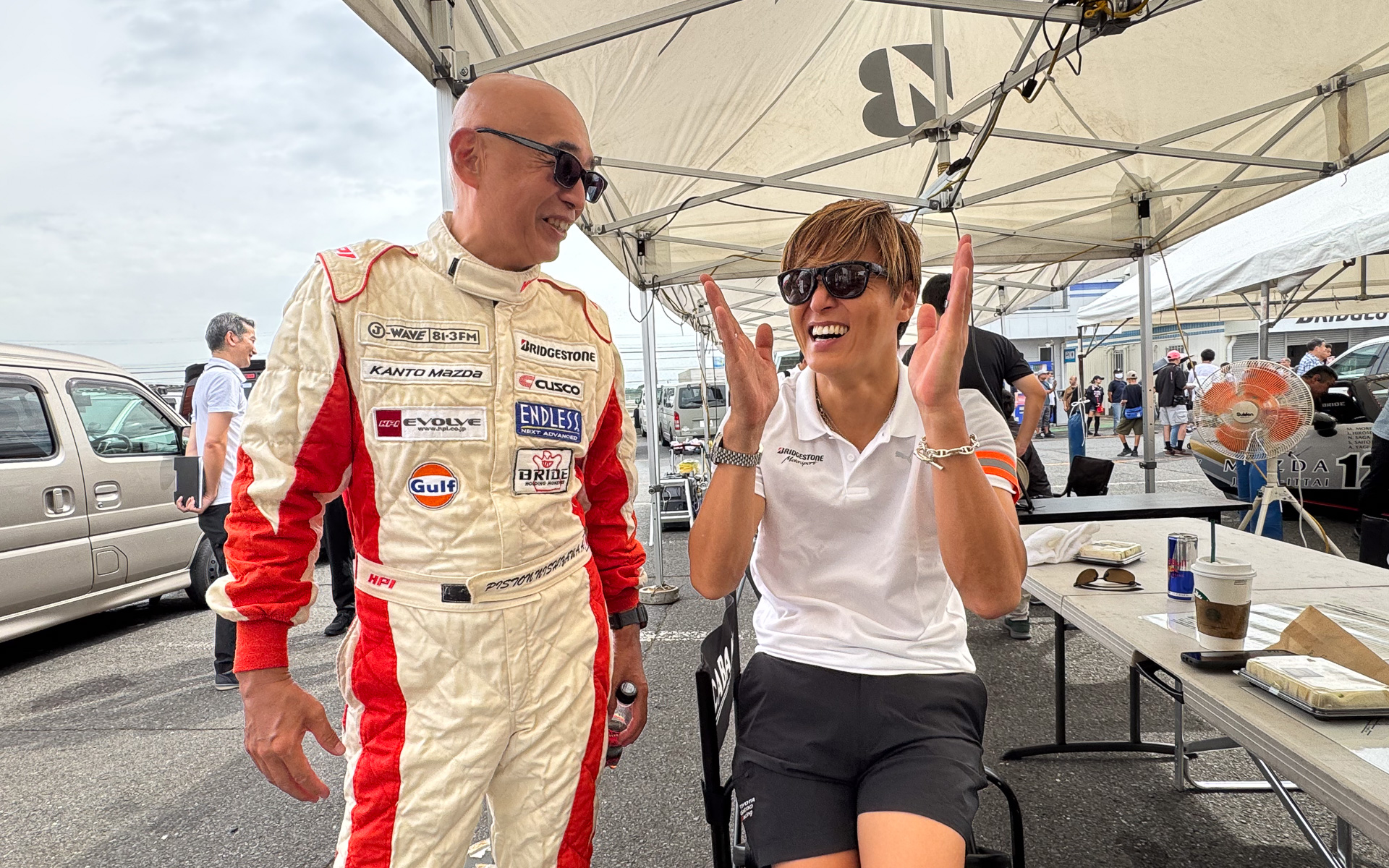 ブリヂストンチームも参戦し、監督は佐々木雅弘選手（右）。隣のチームのピストン西沢氏（左）と談笑中
