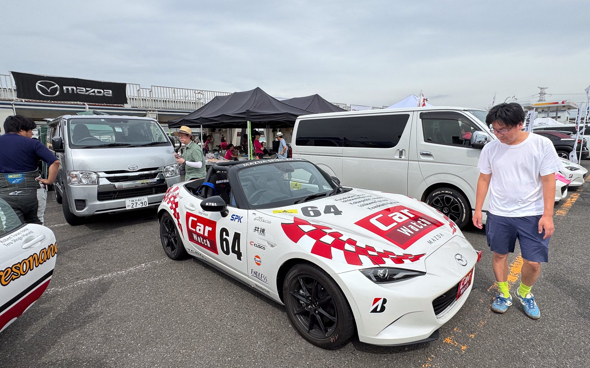 35回目を迎えるマツダ メディア対抗ロードスター4時間耐久レース。16時の決勝開始時刻へ向けての準備が進む