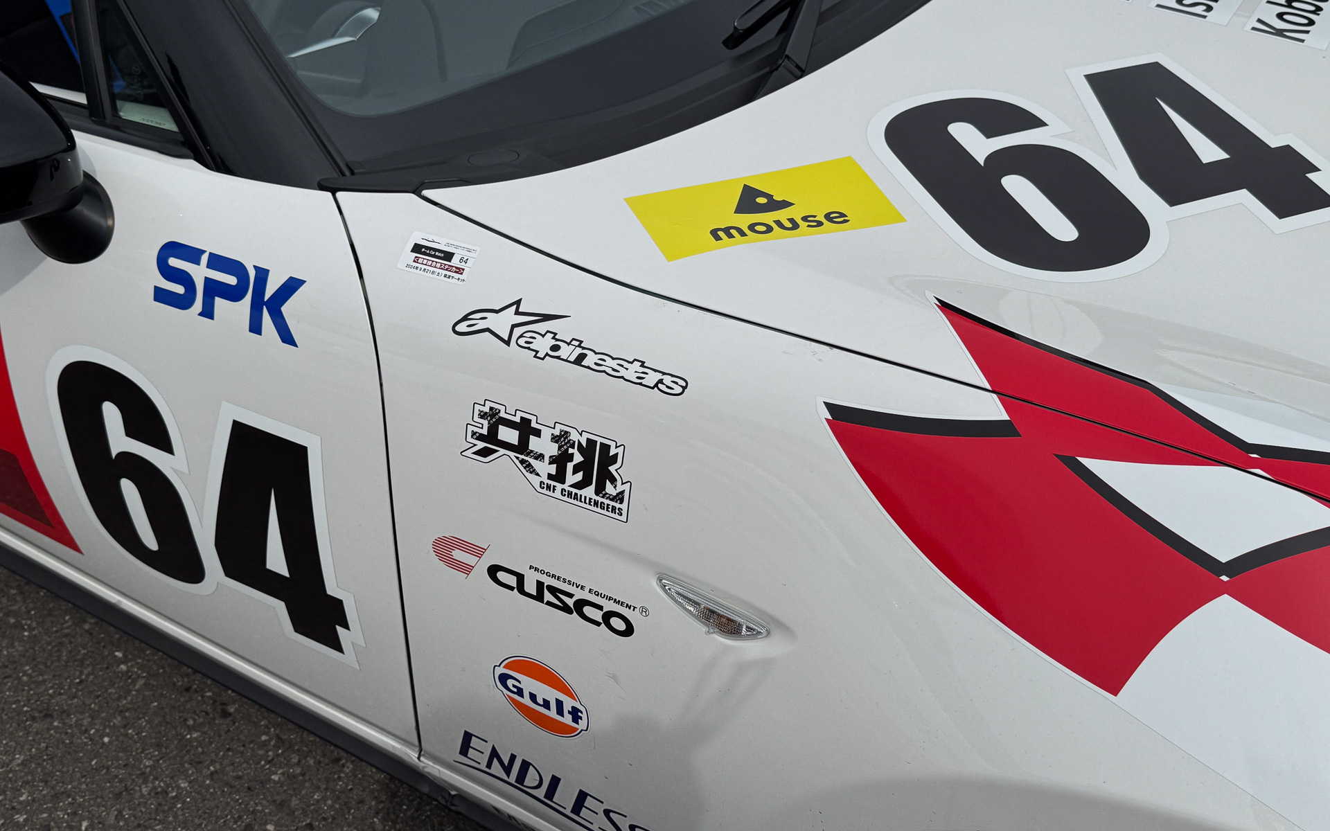 今回はカーボンニュートラル燃料を使うのがポイント。スーパー耐久でおなじみの共挑（きょうちょう）ステッカーも貼られている