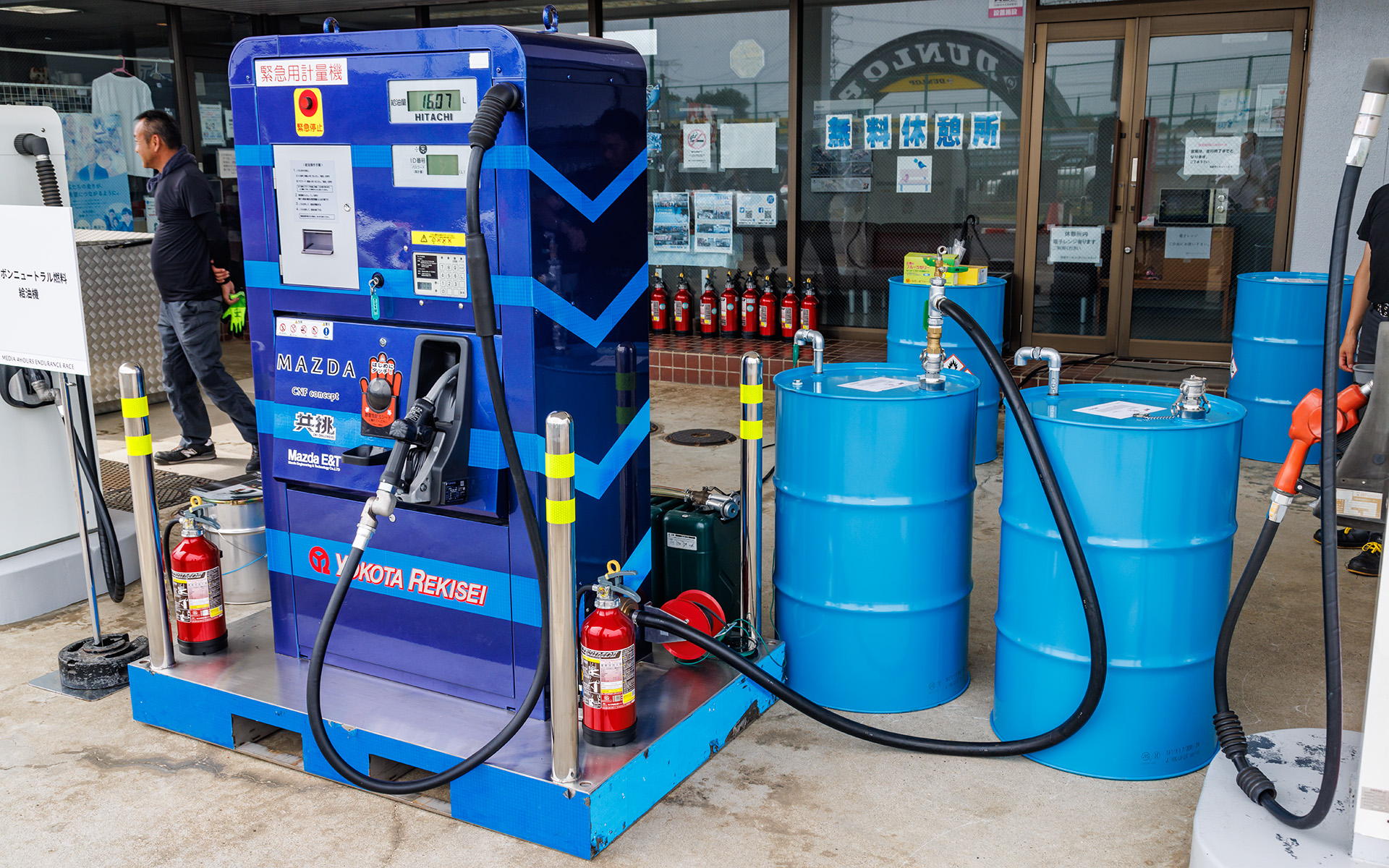 今回のメディア4耐は、カーボンニュートラル燃料（CNF）の利用がトピック。筑波サーキット内給油所に特設のCNF給油設備が置かれた