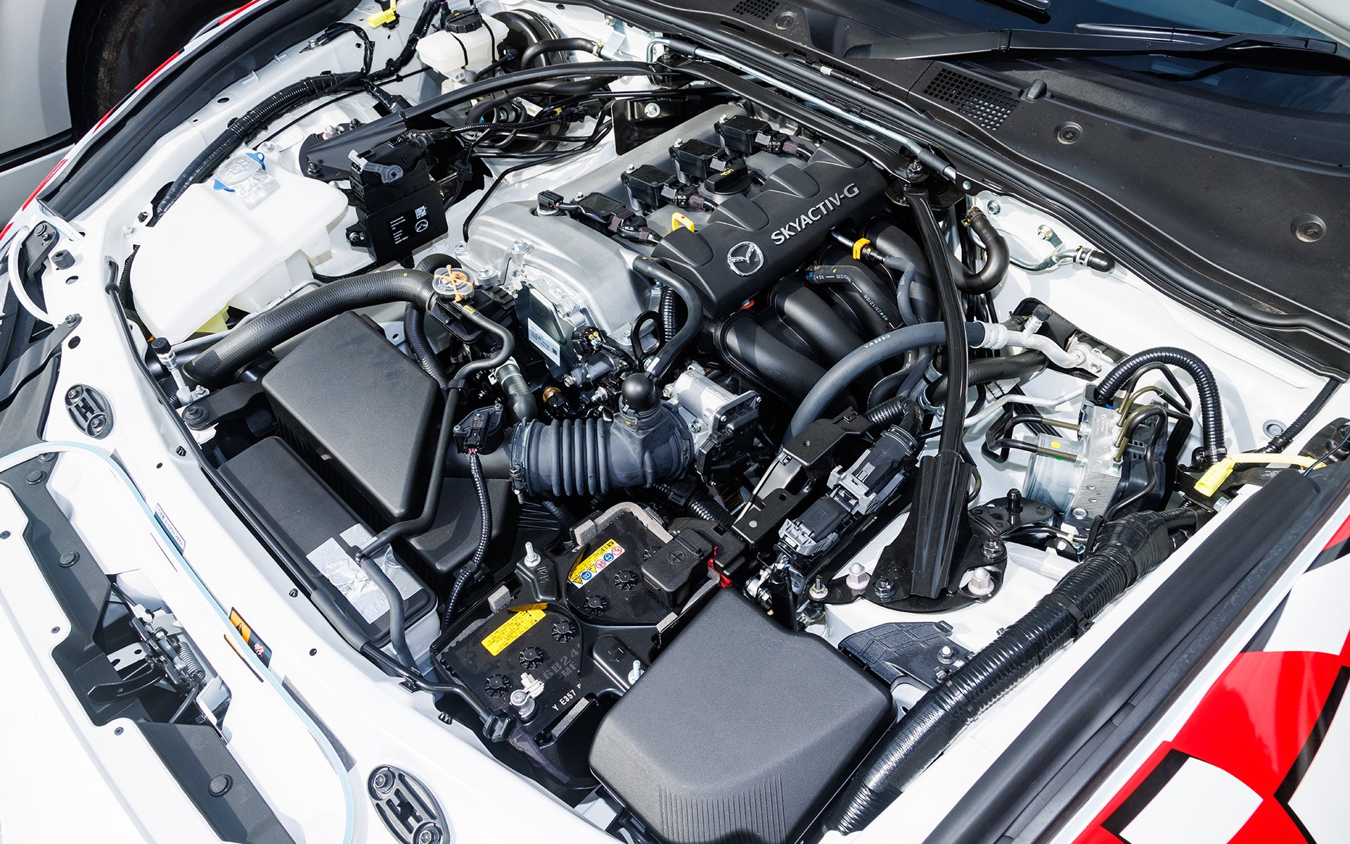 エンジンは完全にノーマル。レース用として冷却水などのキャップに外れ防止のテーピングなどが施されている程度