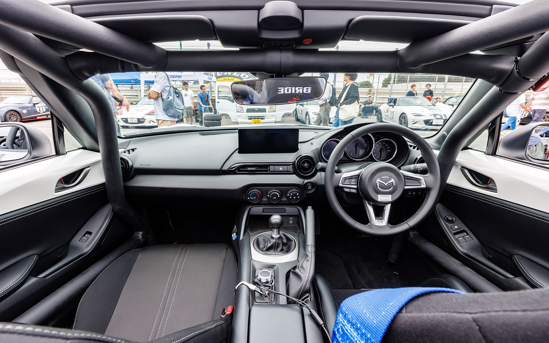 インテリアもロールケージがある以外はノーマルで、フロアカーペットも助手席もある