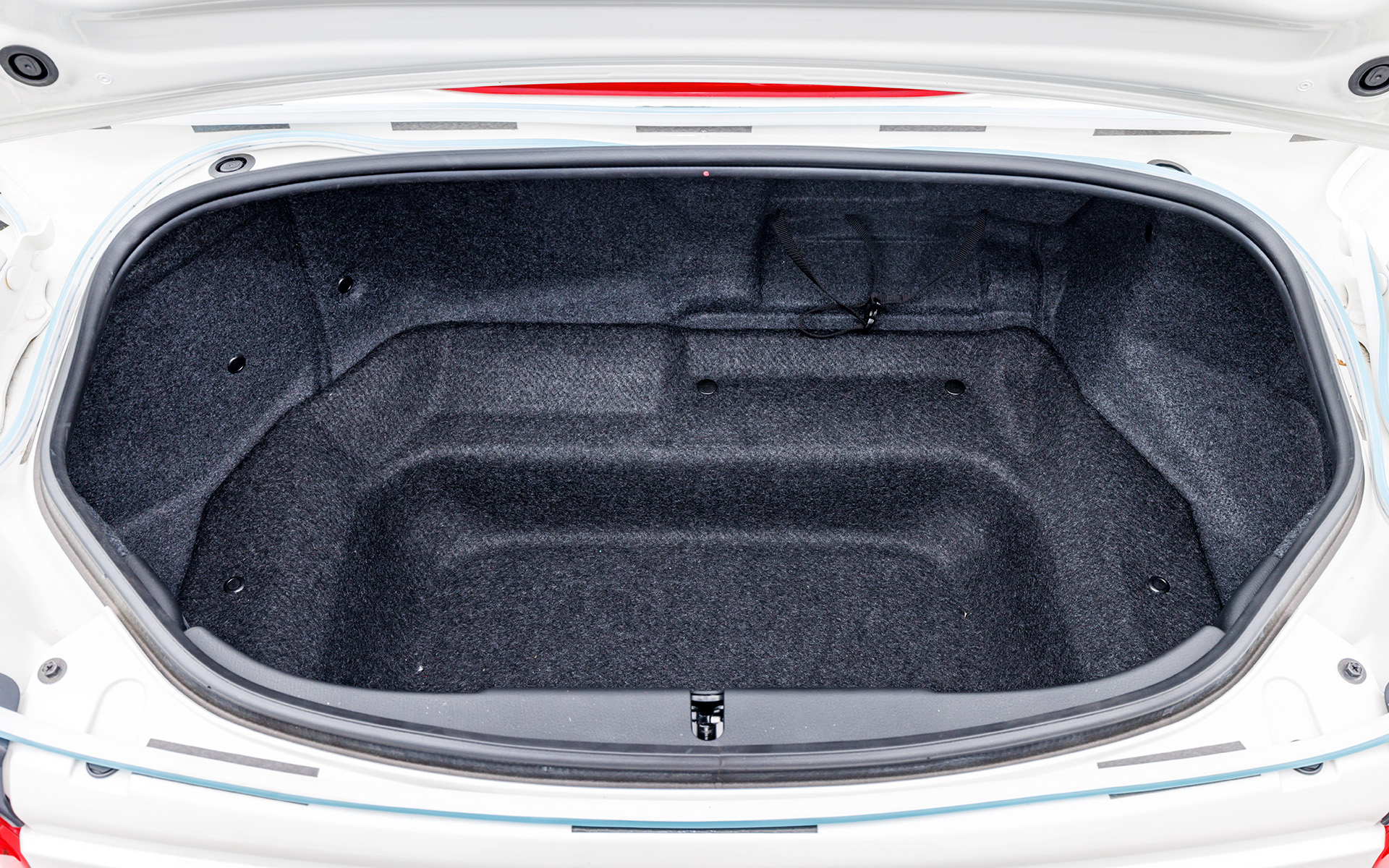 トランクルームにも内張りがある。ただし車載工具は積んでいない