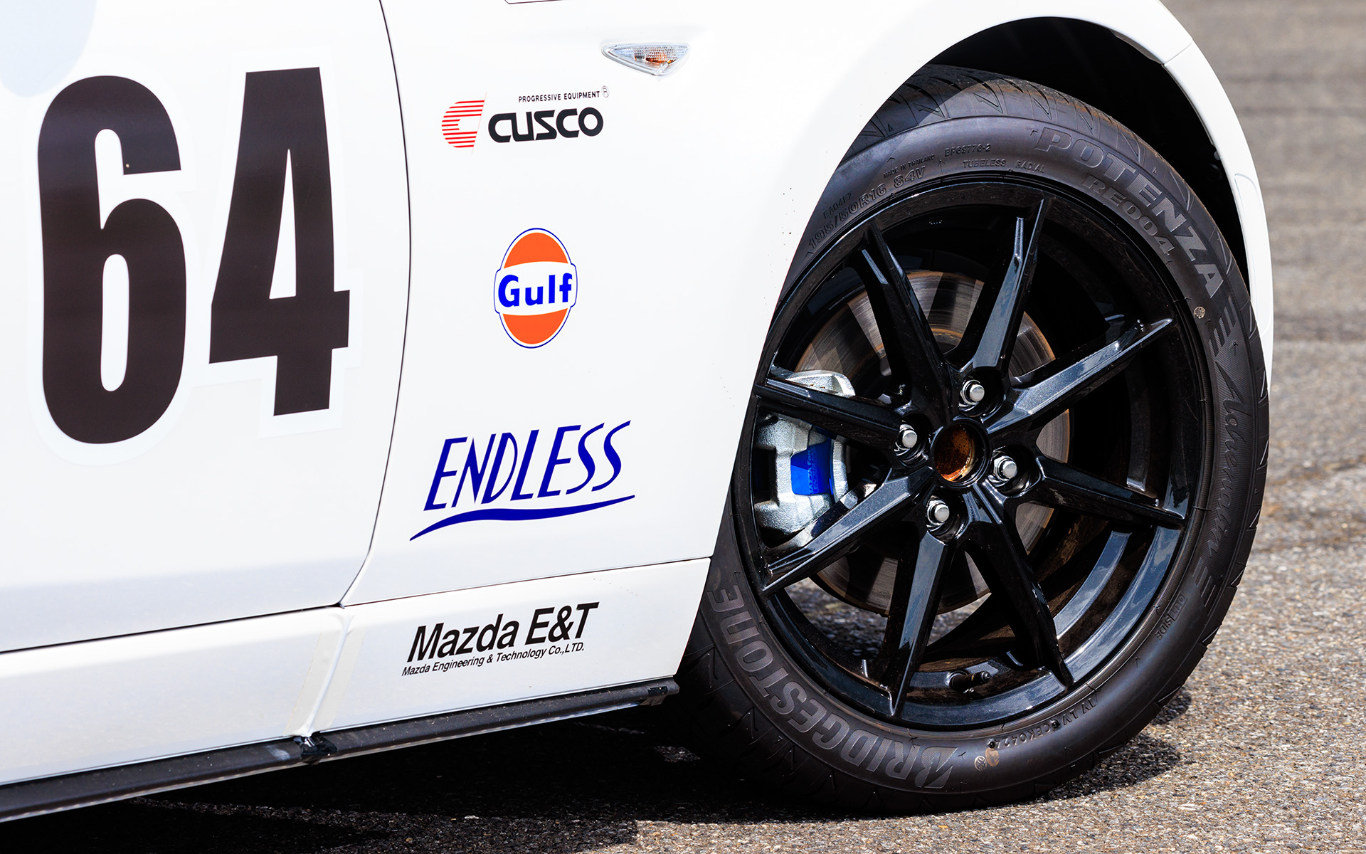 ホイールはノーマルのままだが、タイヤは統一装備のブリヂストン「POTENZA Adrenalin RE004」