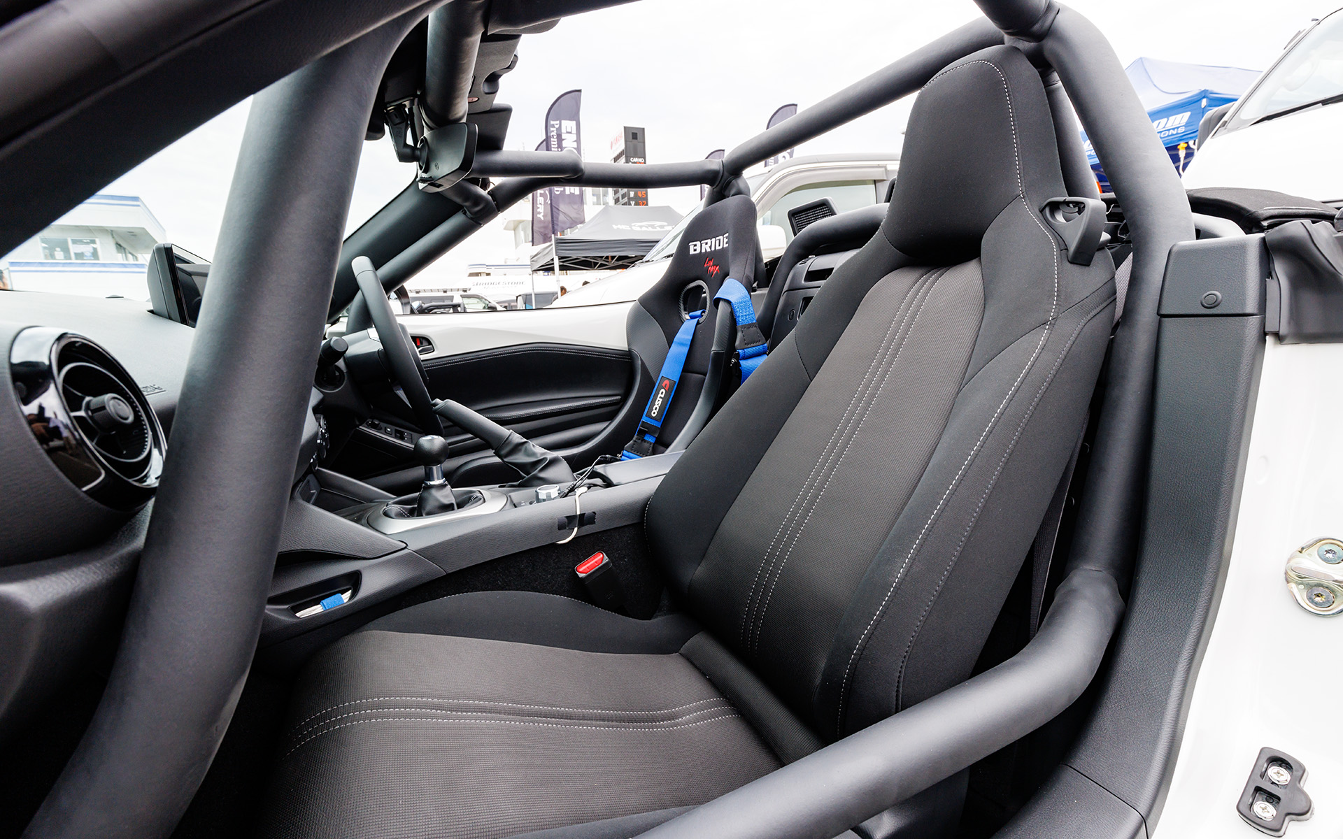 CUSCO製「NR-A専用 SAFETY21 ロールケージセット」を装着、助手席はノーマルで、運転席のみブリッド製専用フルバケットシート「ZETA IV」