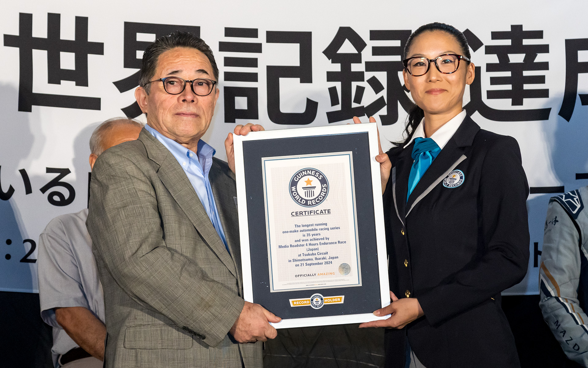 ギネス世界記録の公式認定員も会場の筑波サーキットに訪れ各車を入念にチェックした（これはレース終了後の認定証授与のシーン）