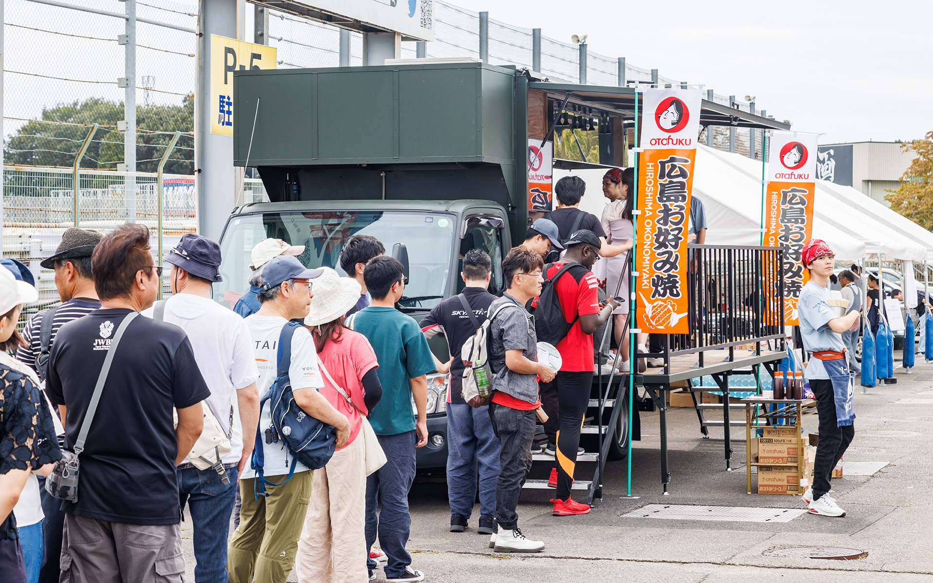 広島お好み焼きの試食コーナーには長い列ができた