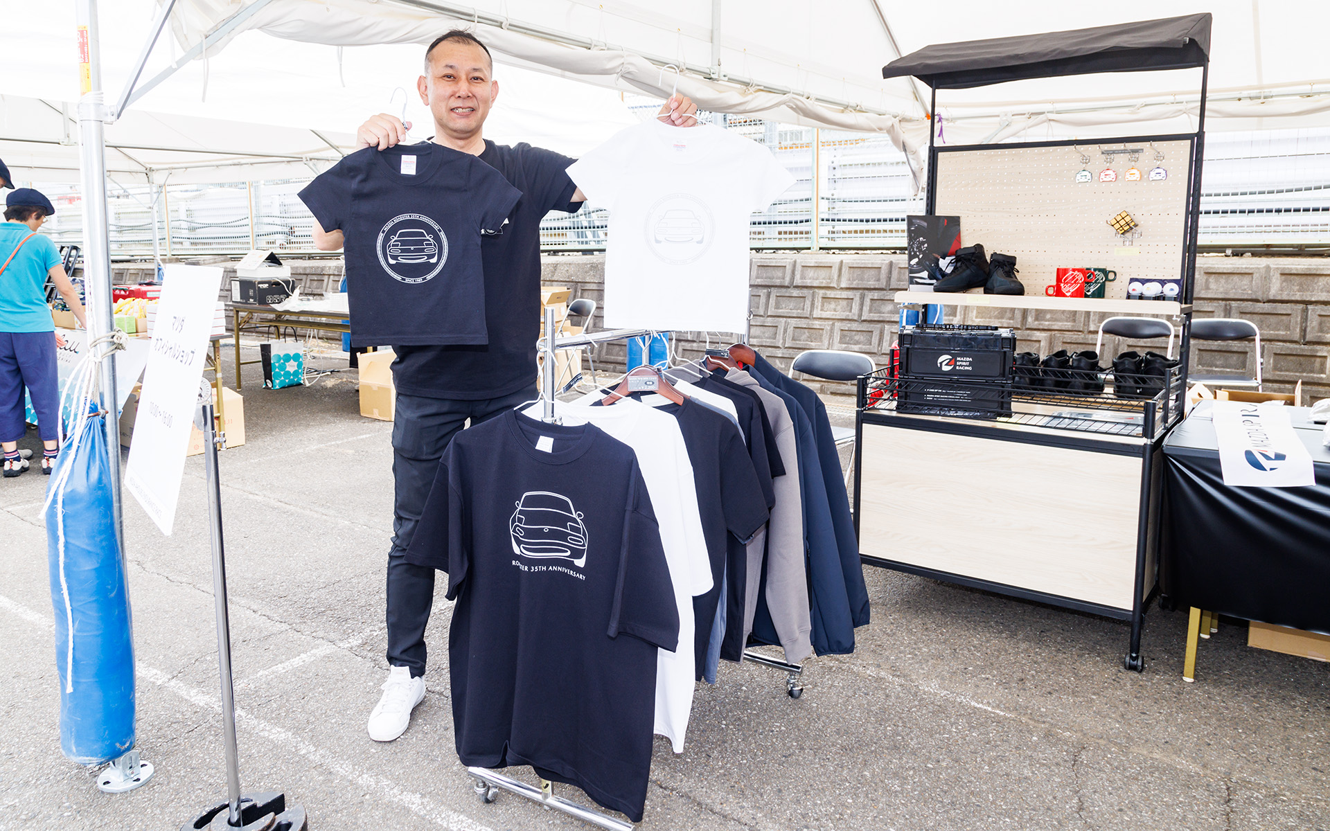 マツダオフィシャルショップではグッズを販売。今回がデビューとなるデザインのTシャツも販売。子供用サイズもあり