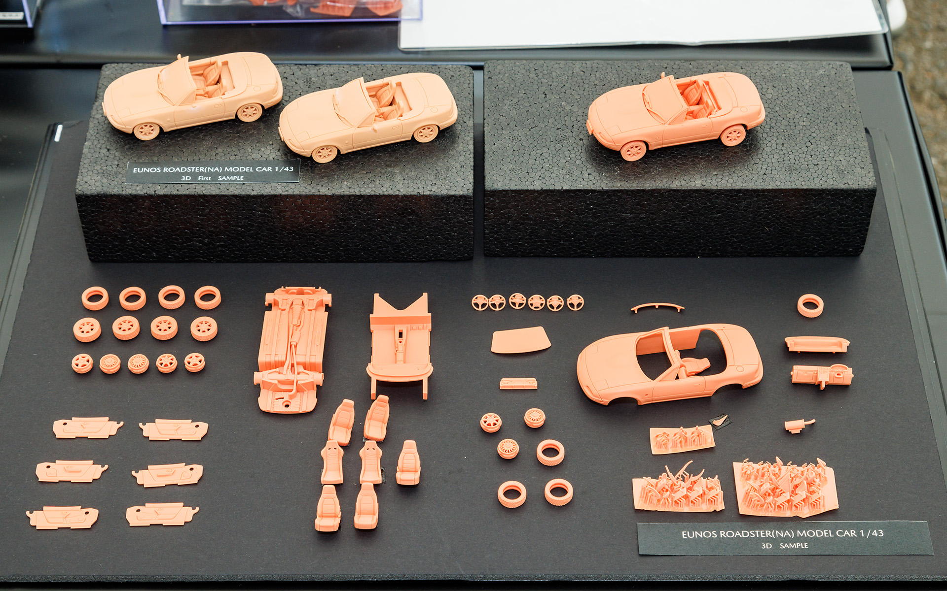 試作パーツ。ドア内張り、ホイール、ステアリングホイール、シート、タイヤなど細かな仕様に合わせて組み合わせるパーツを多数用意