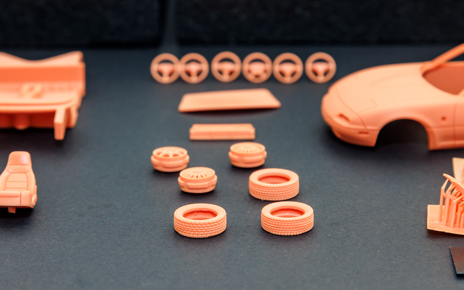 当時装着していたタイヤたちもそれぞれ忠実に再現。このトレッドパターン、何のタイヤか分かりますでしょうか？