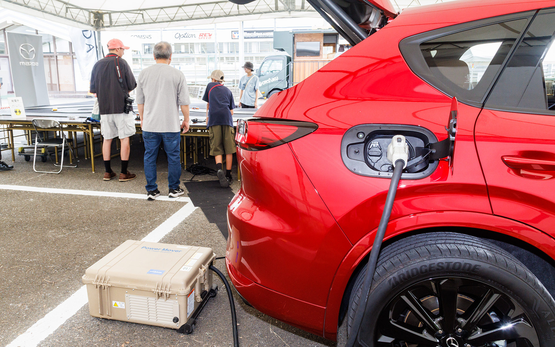 スロットカー体験ではPHEV車から電源を供給してスロットカーを動かした