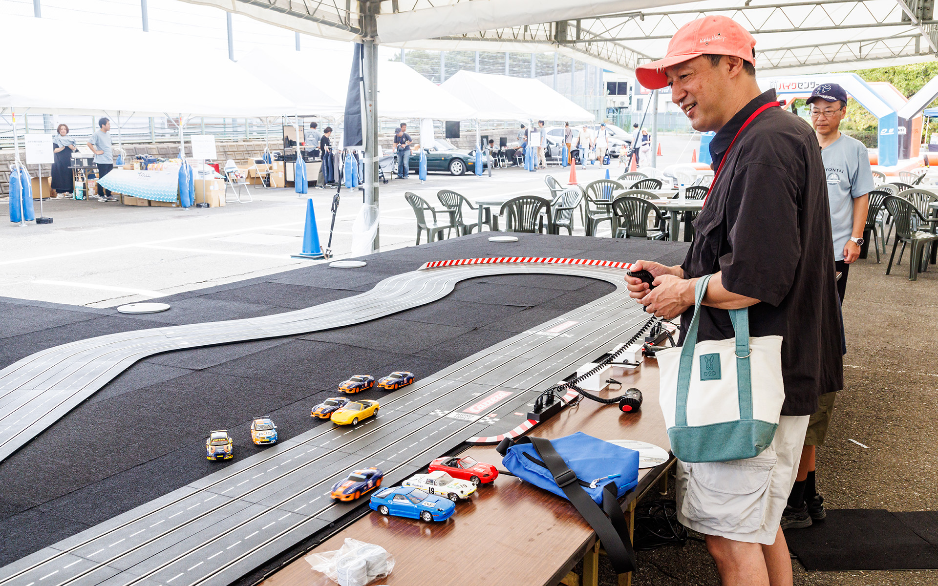 スロットカー体験ではPHEV車から電源を供給してスロットカーを動かした