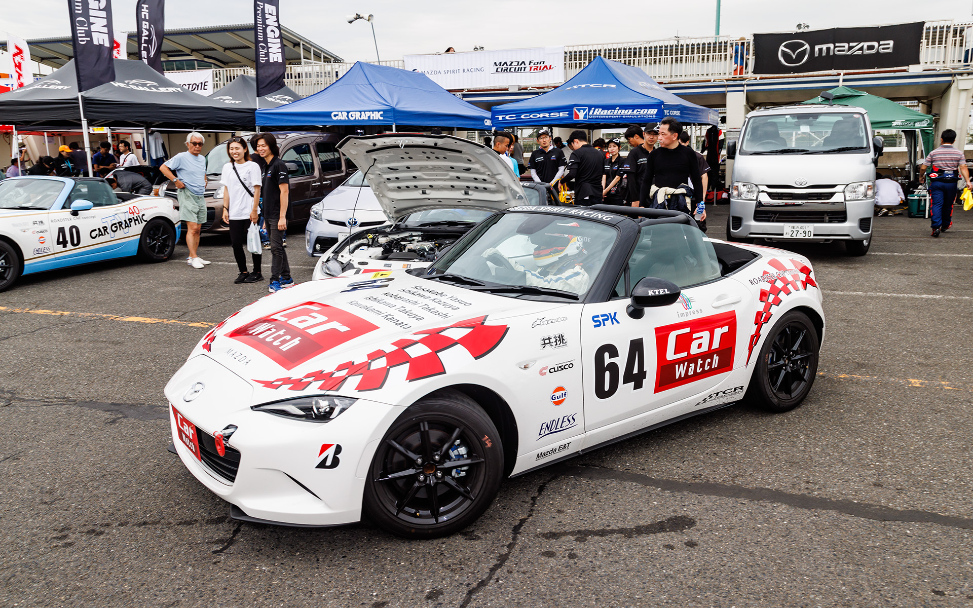 予選に向かうCar Watchロードスター