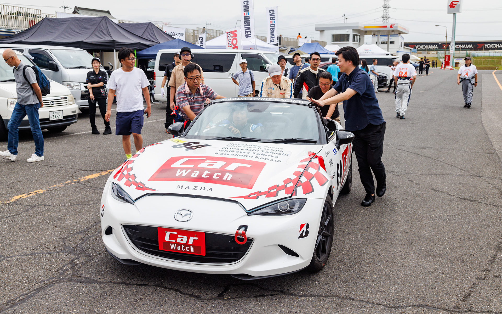 決勝前、コースまでは燃料節約も兼ねて手押し