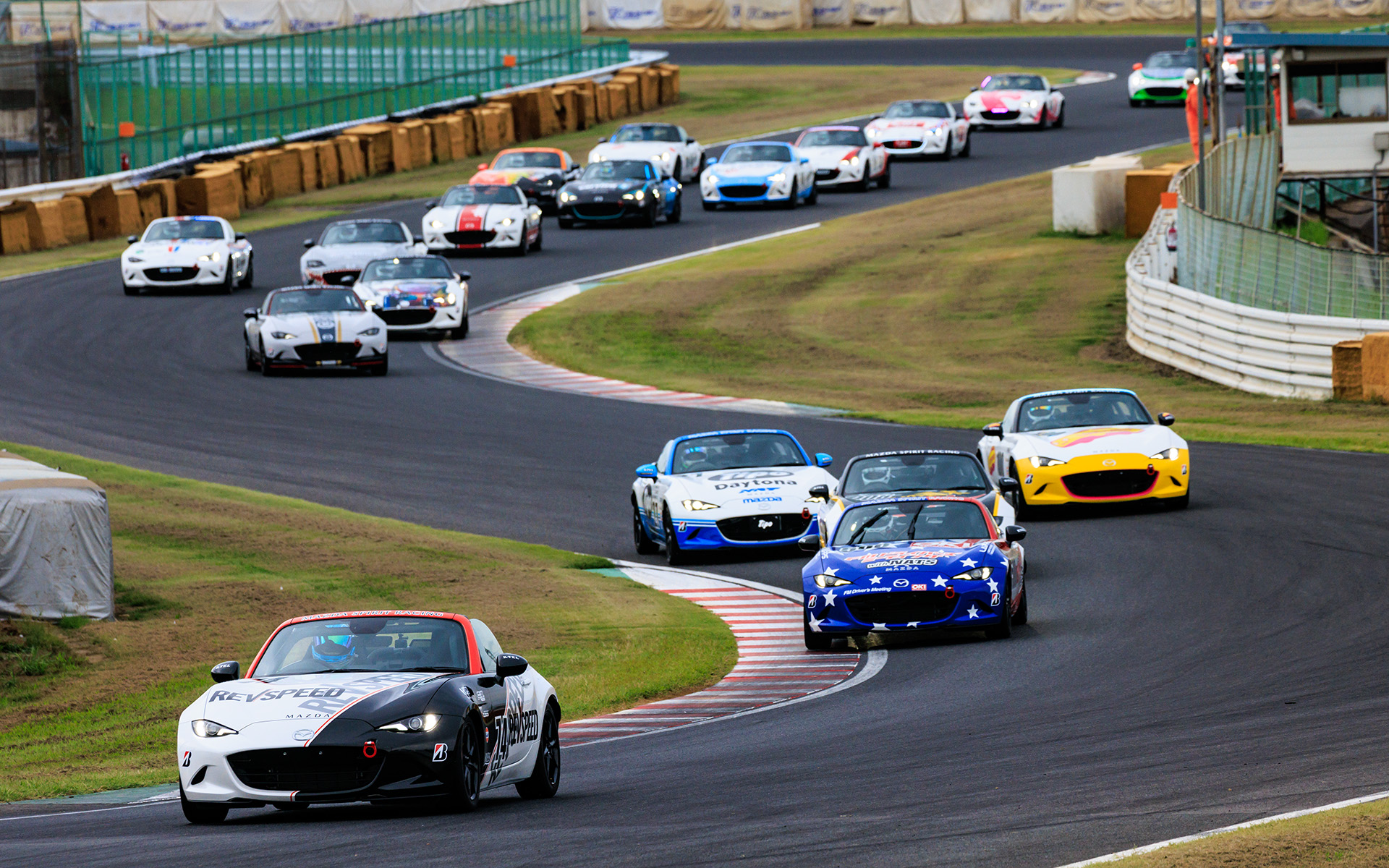 ローリングスタート形式で決勝が16時7分スタート