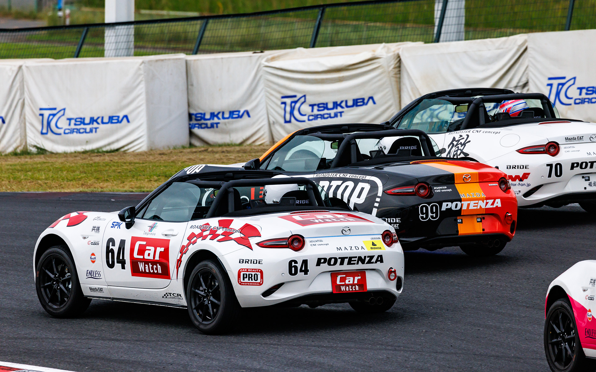 第1ドライバーの編集長小林が競り合いながらも順位をキープ