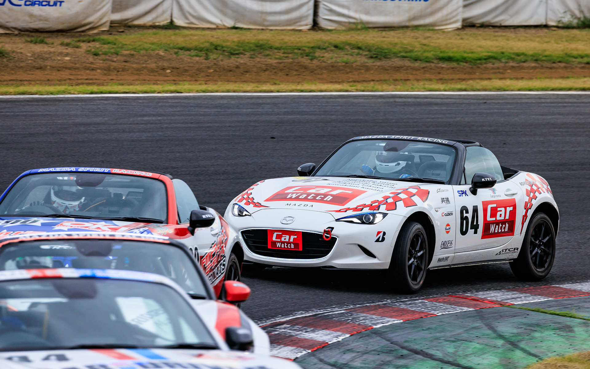 第1ドライバーの編集長小林が競り合いながらも順位をキープ