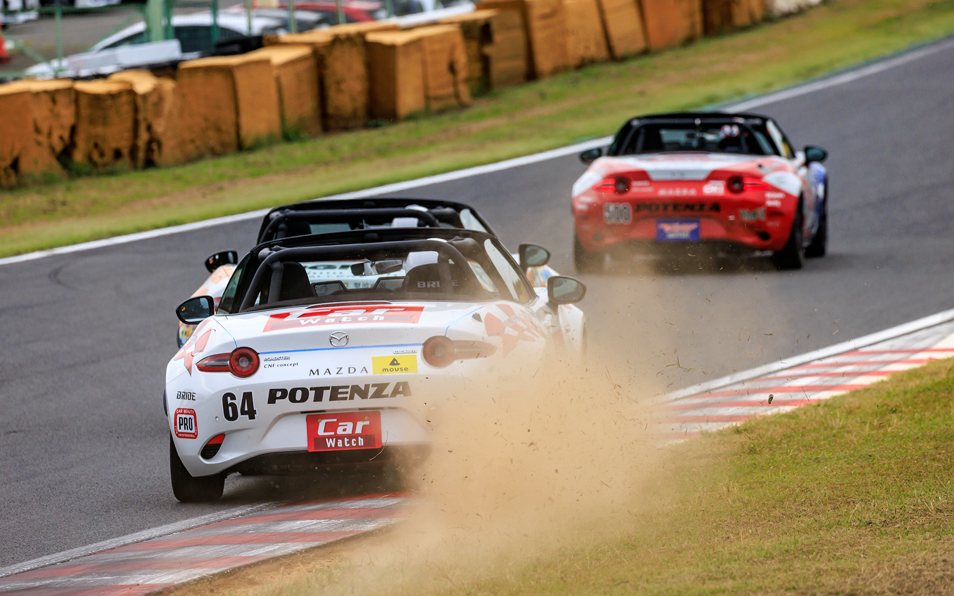 スタート直後はクルマが接近しやすくコースアウト寸前になることも