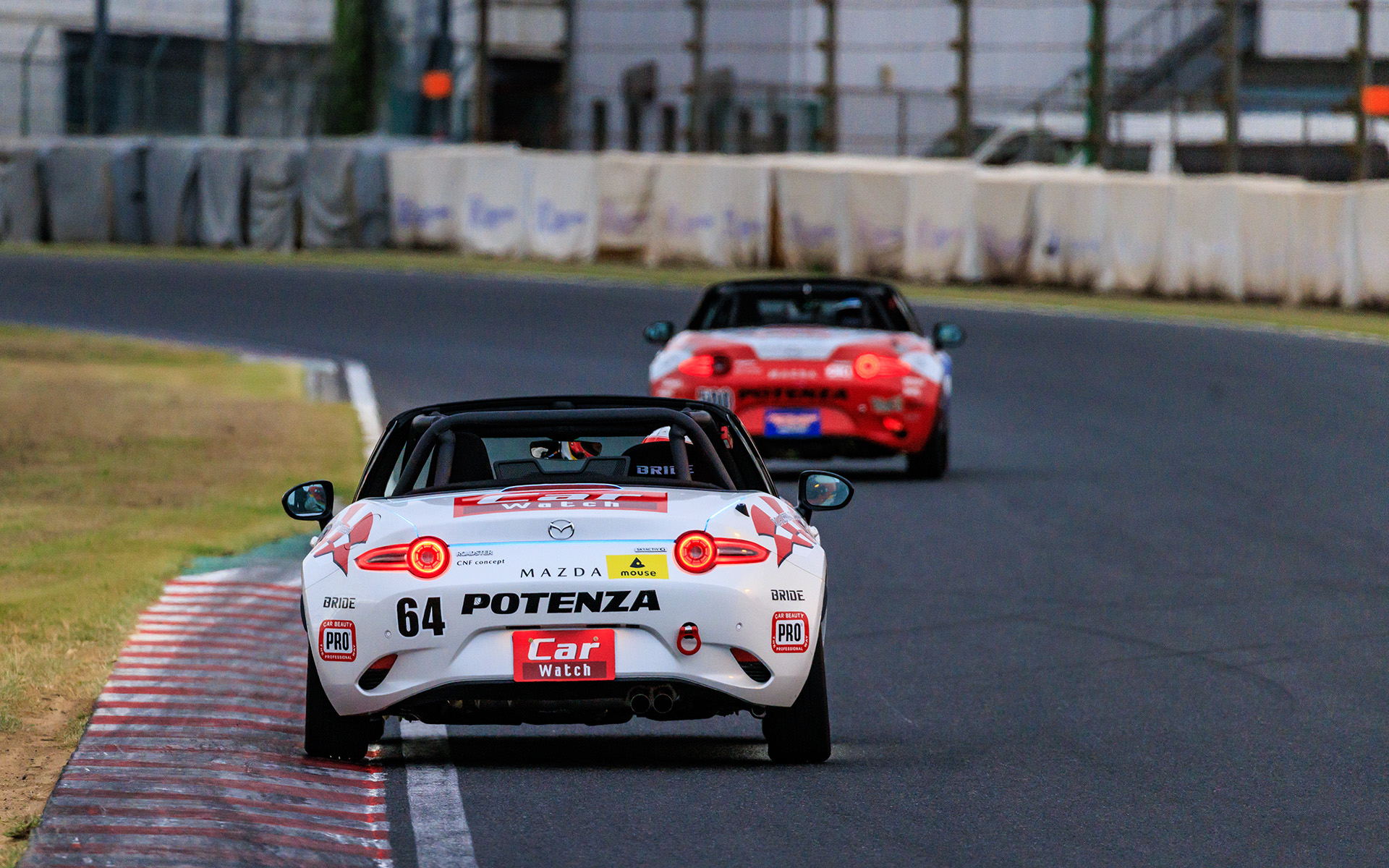 夕方の筑波サーキットを走る