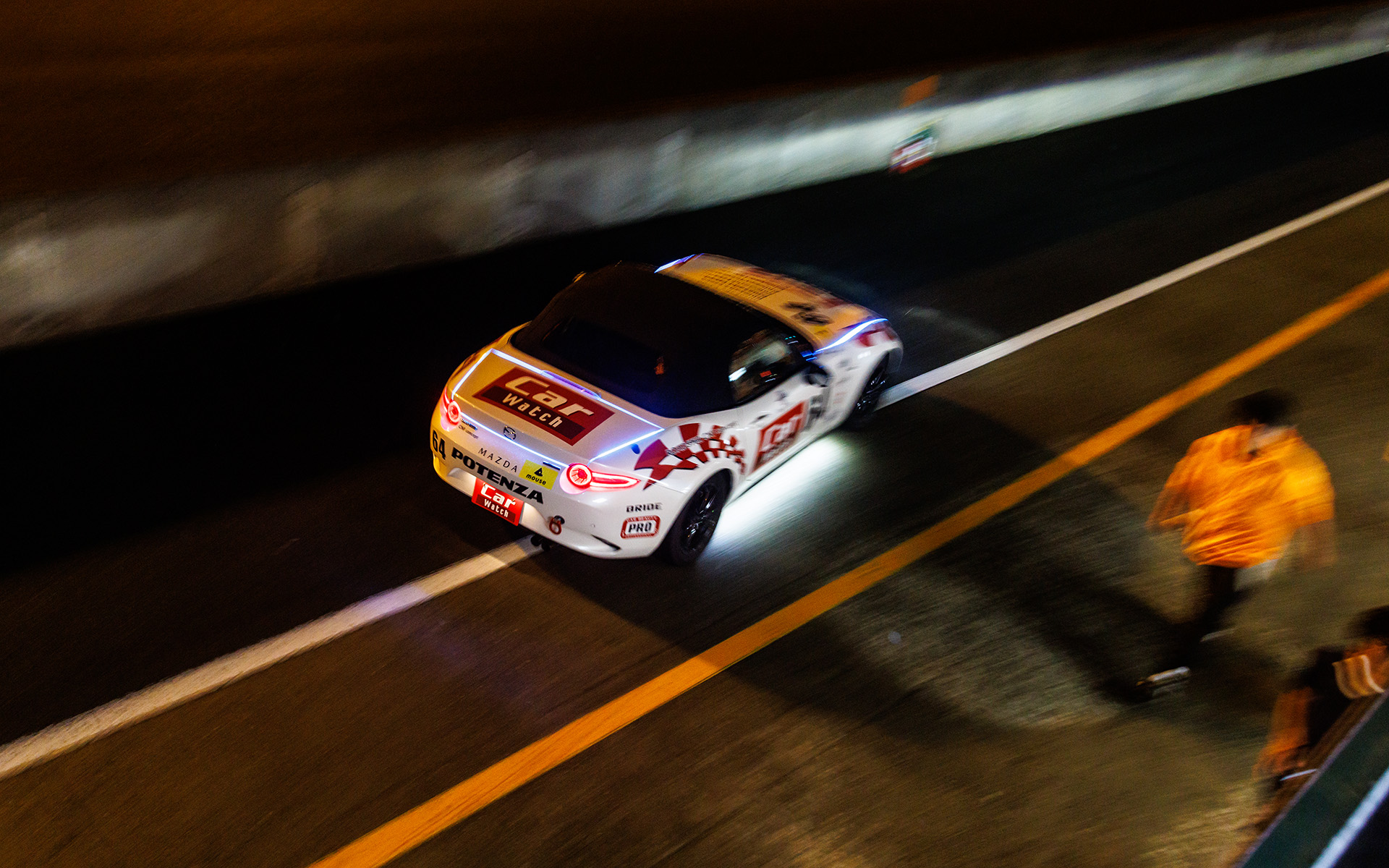 石川氏が出走。WETレース宣言が出たことから、空力の改善を見込んでソフトトップを閉じた