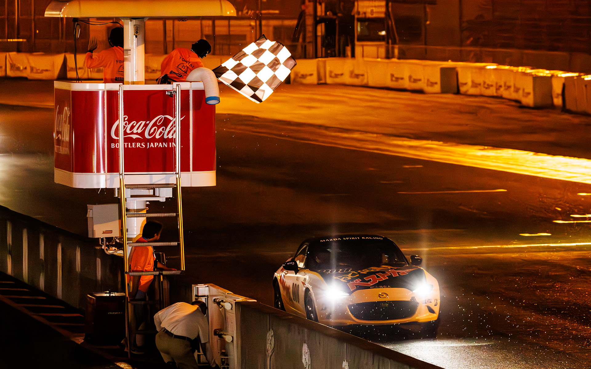 トップでチェッカーを受けたベストカーXおと週ロードスター