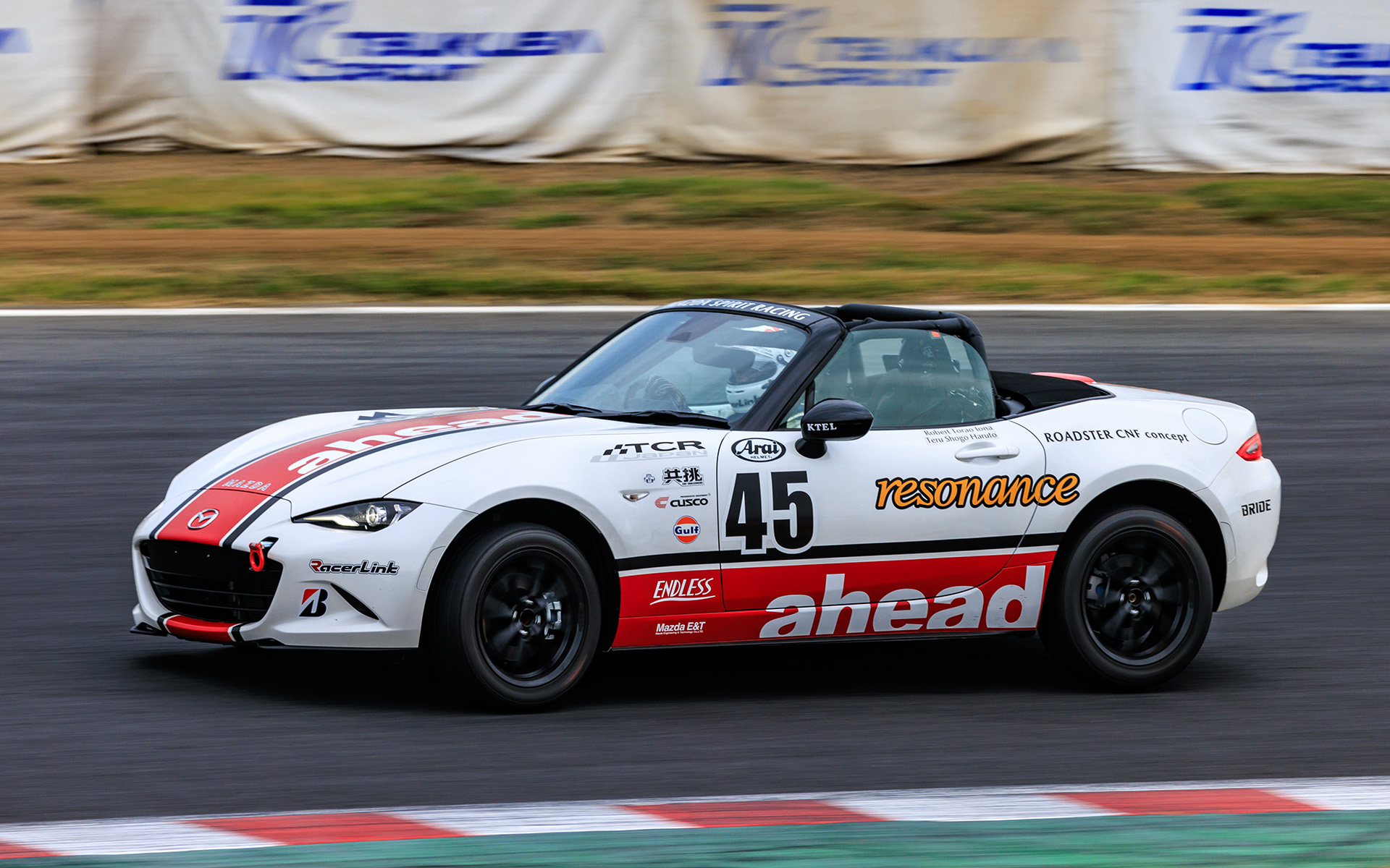 2位のTEAM ahead ROADSTER