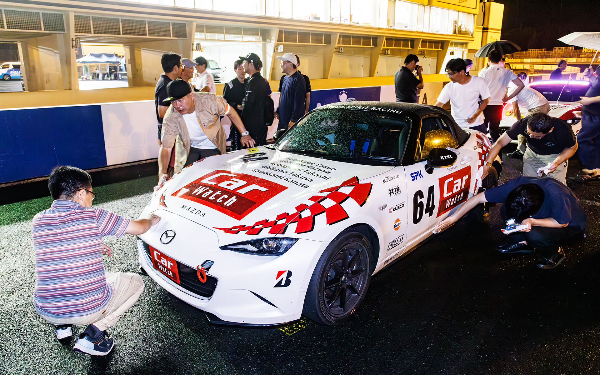 レース後はロードスターを来年に向けてピカピカに磨く“儀式”