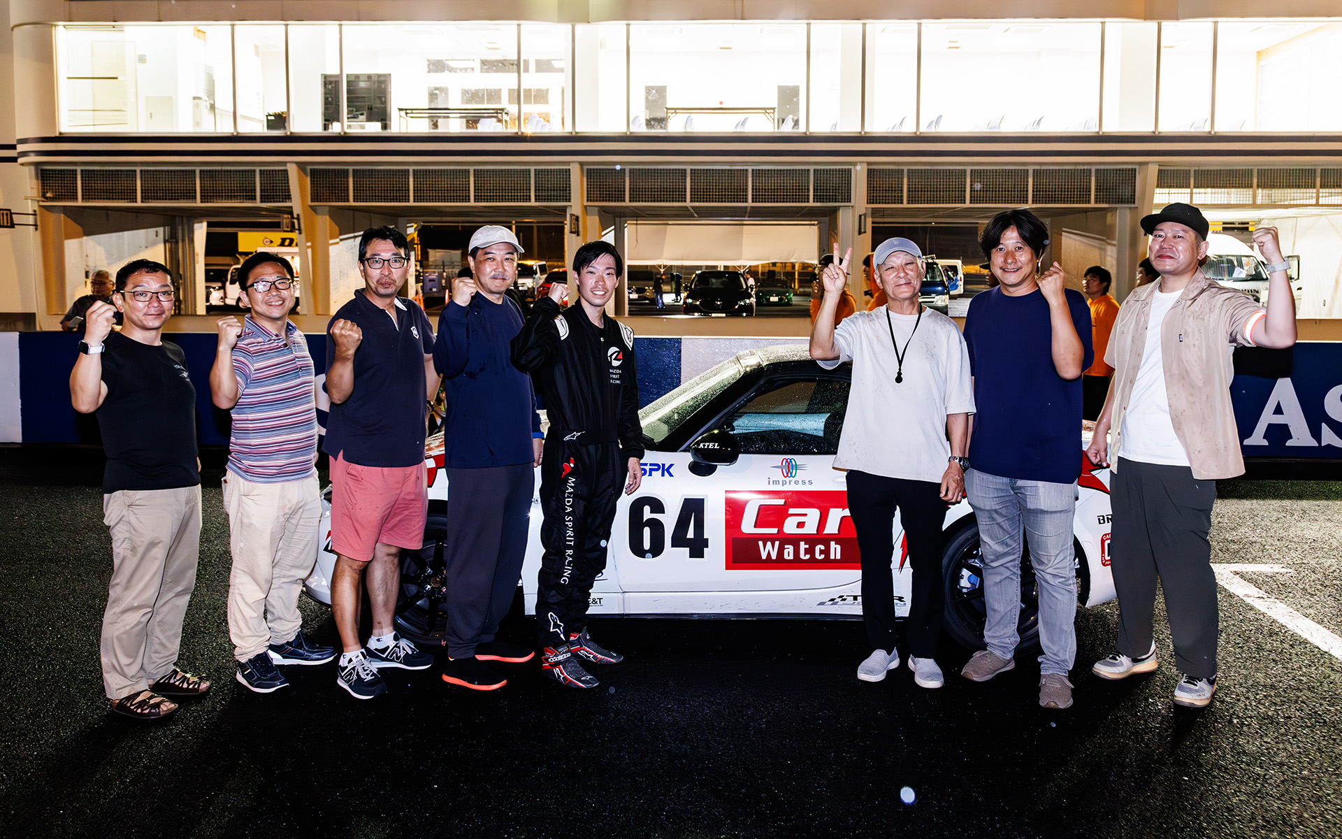 クルマとドライバー、監督、スタッフ。過去最高7位を得て最高の笑顔だ