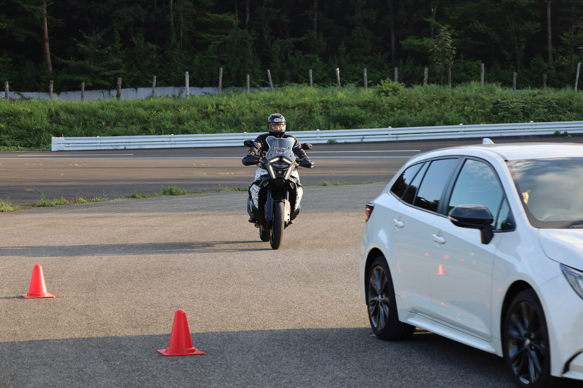 前走車に追従して走行