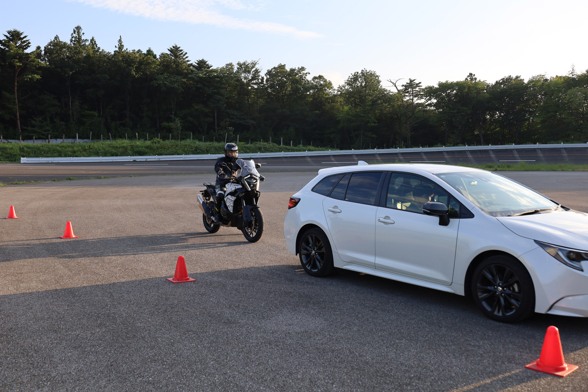 前走車が減速するとそれに合わせてバイク側も自動で減速