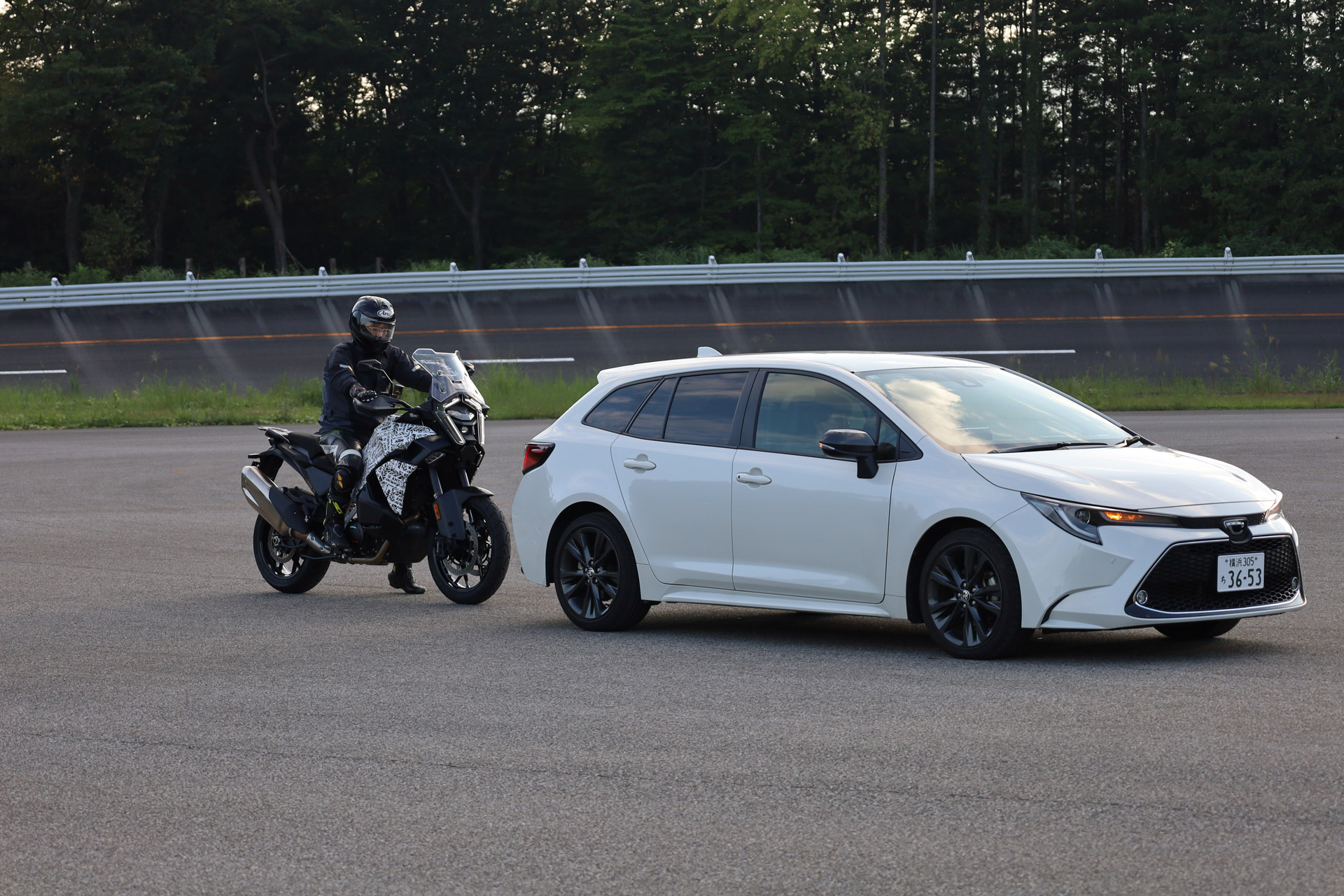 0km/hまで自動ブレーキ。アクセルかボタンの操作で再発進できる