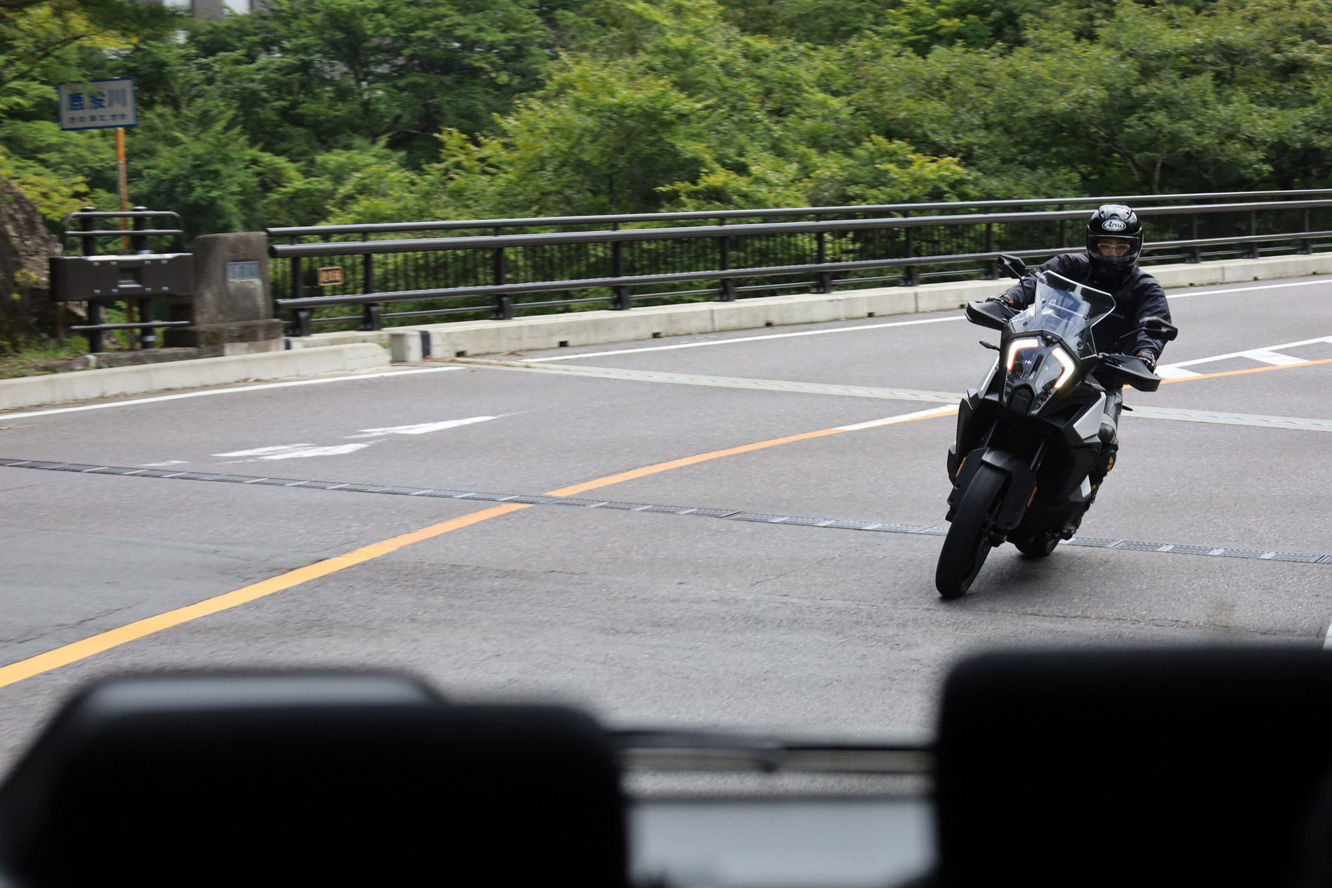 コーナーを抜けた先でクルマが停車していて、前走車が急ブレーキをかけたときでも焦って対処する必要がない