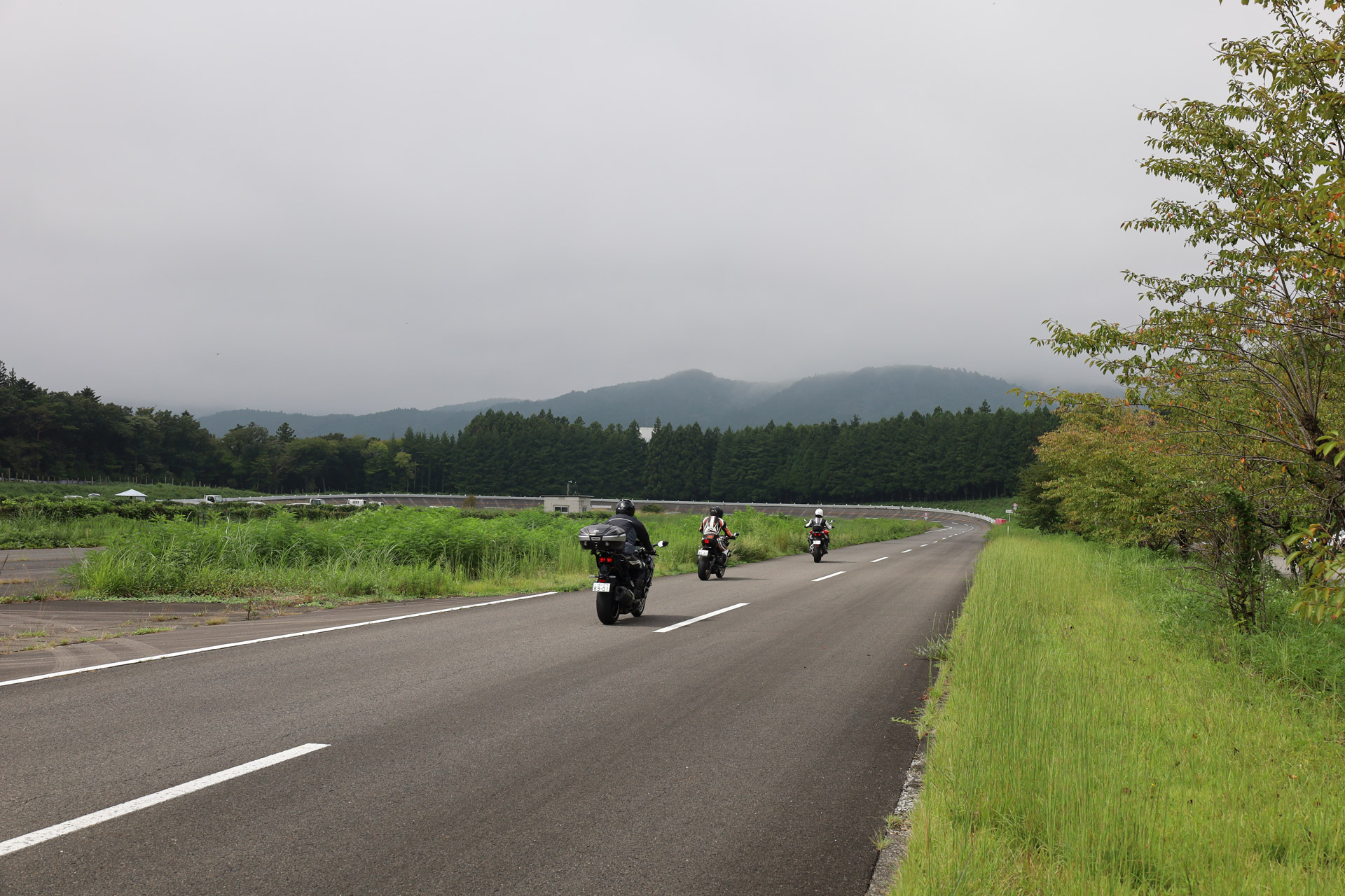 斜め前の前走車と適切な車間をとって千鳥走行できている
