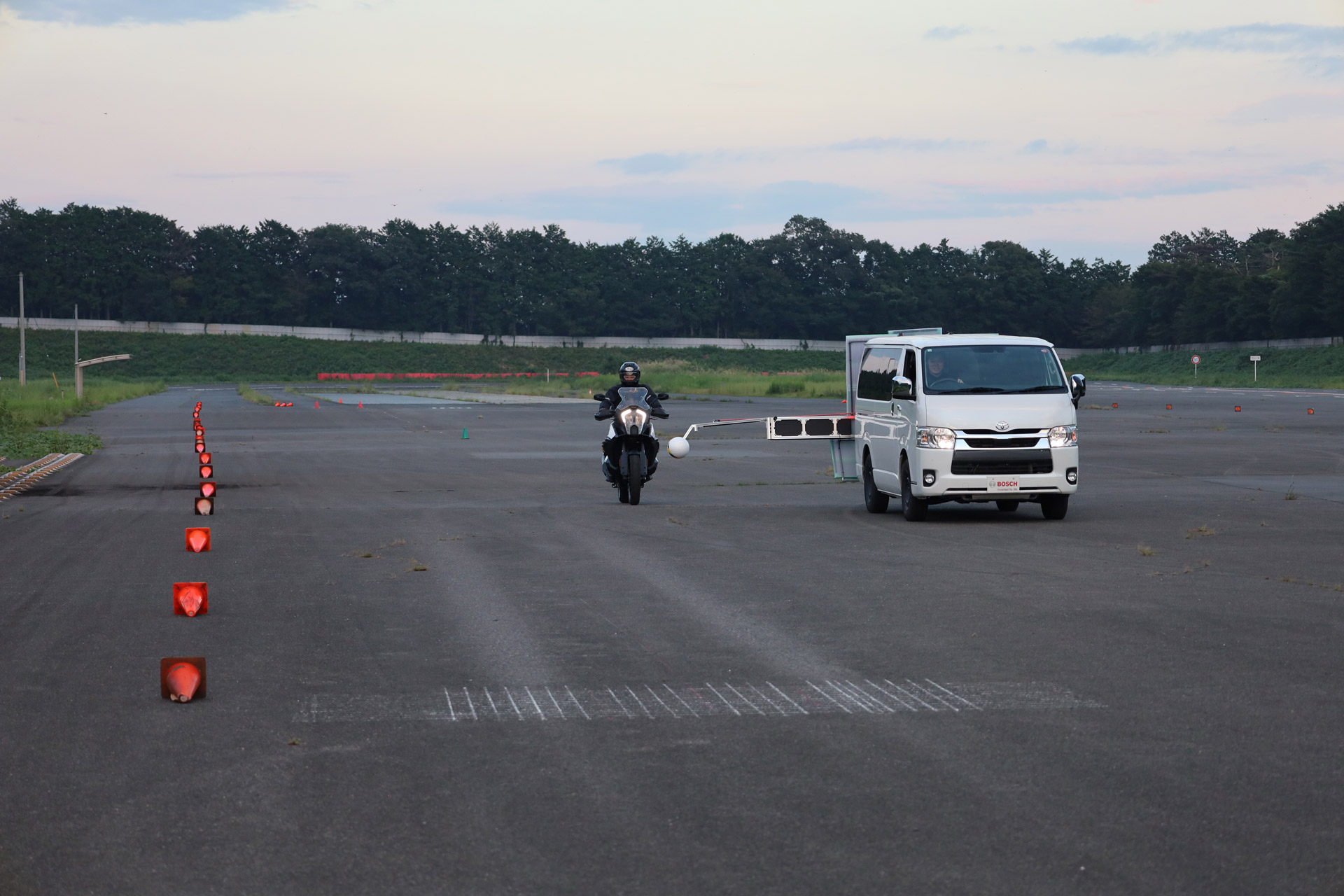 ダミーターゲットに向かって走行すると警告が発し、ブレーキングすると、アシストによって制動力が高まる