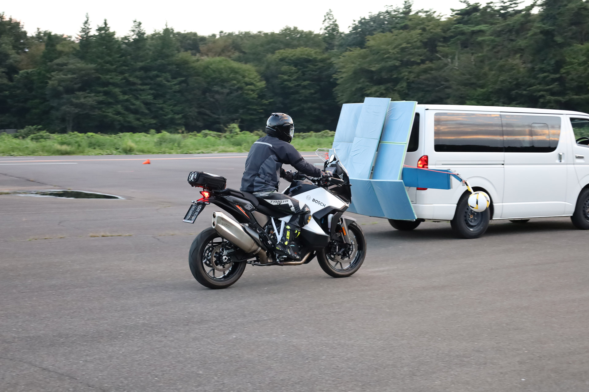 ダミーターゲットに向かって走行すると警告が発し、ブレーキングすると、アシストによって制動力が高まる