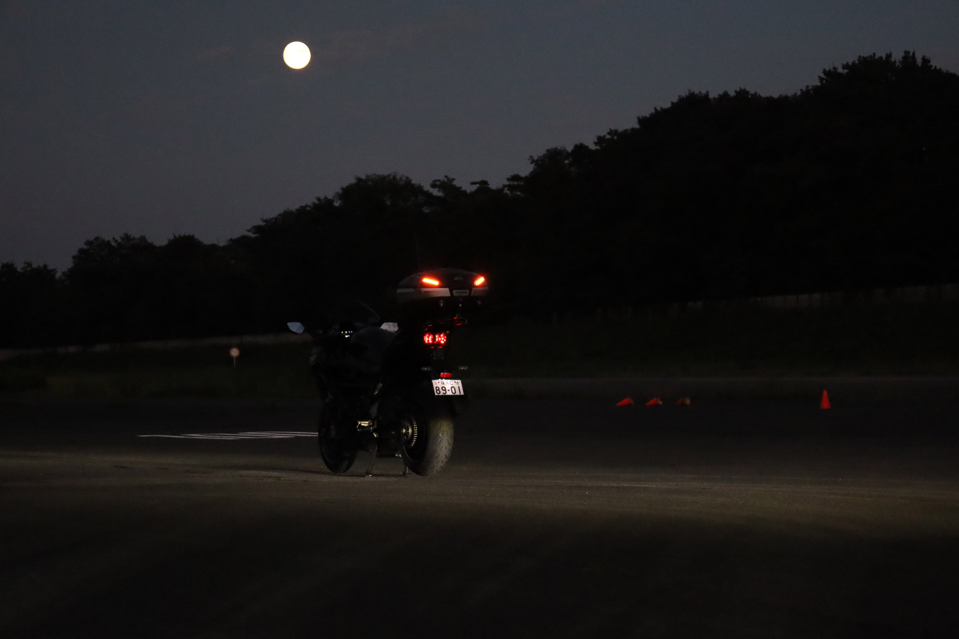 後方から車両が接近すると、RCWによってリアのハザードやランプなどを点滅して後方に注意を促す