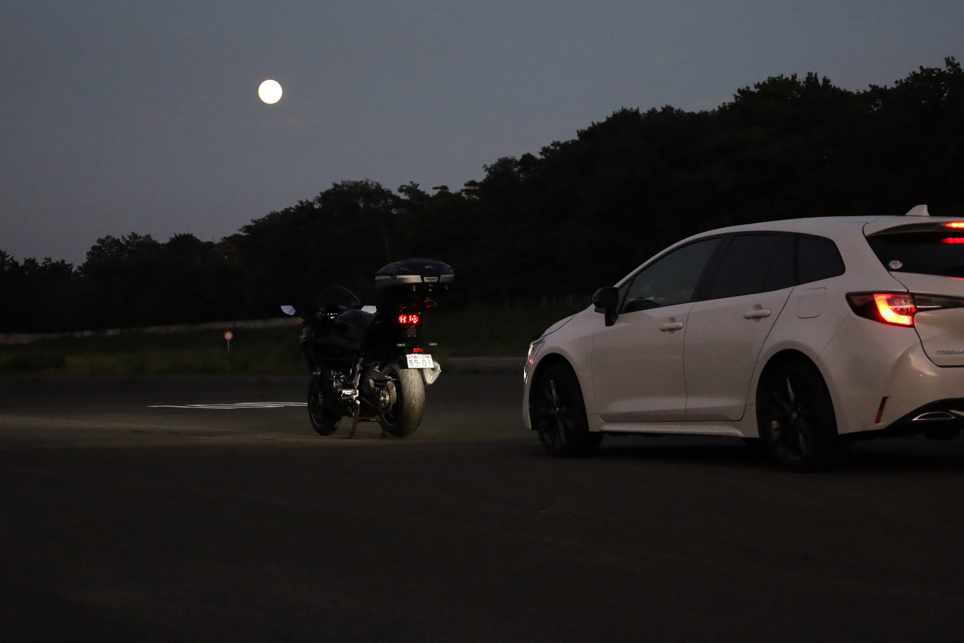 後方から車両が接近すると、RCWによってリアのハザードやランプなどを点滅して後方に注意を促す