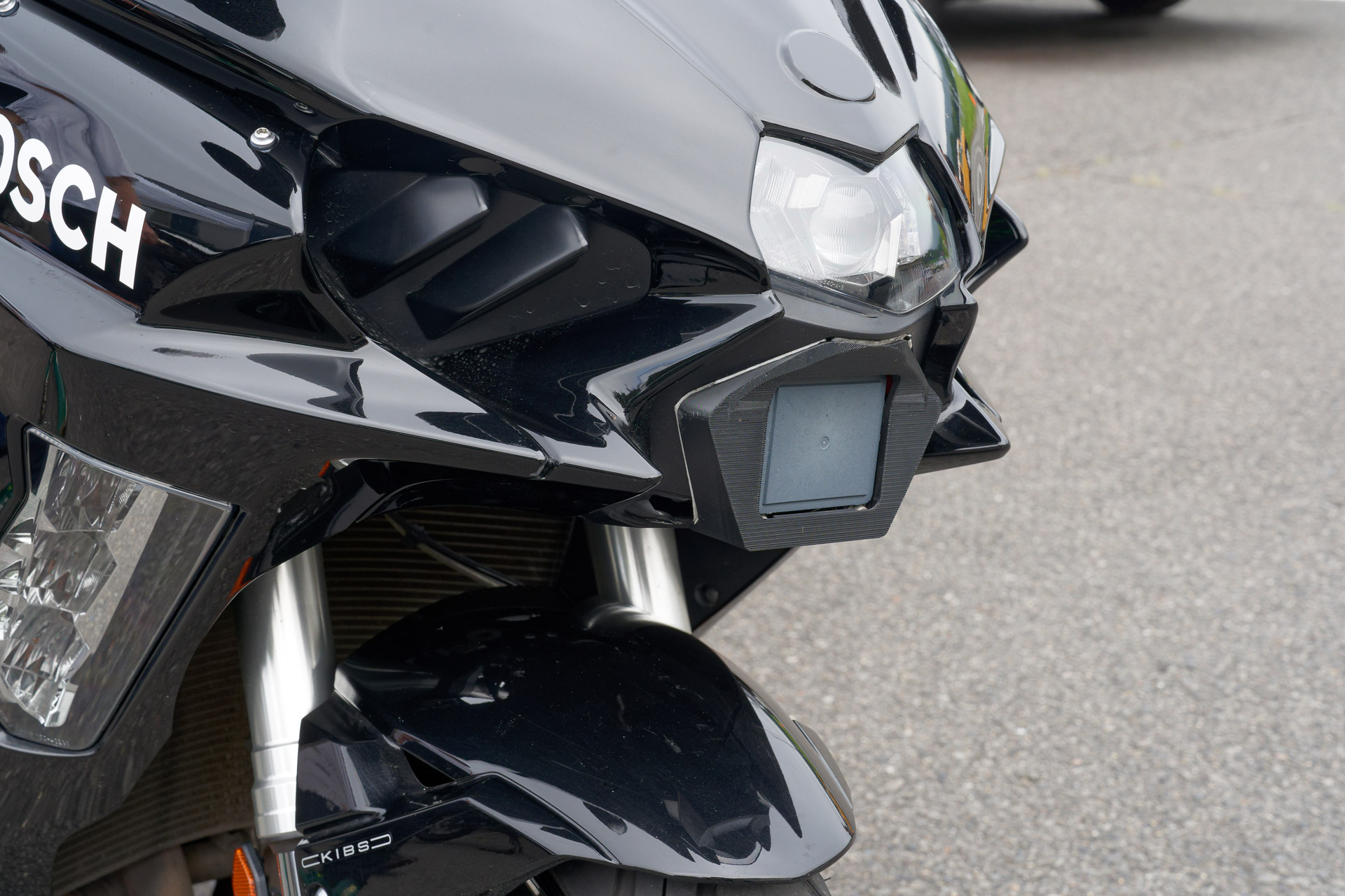 レーダーセンサーはテスト車両の前後にこのように搭載されていた