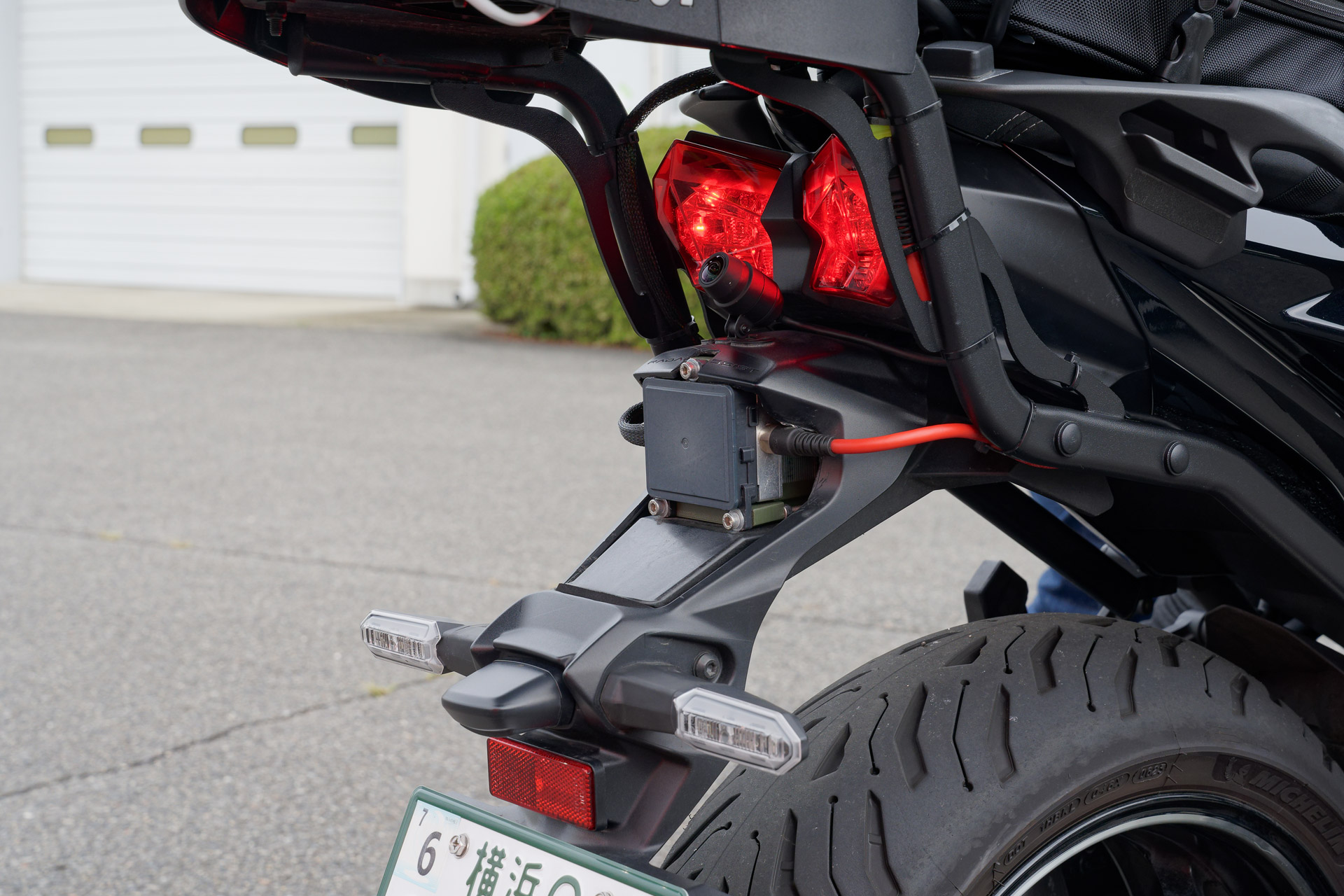 レーダーセンサーはテスト車両の前後にこのように搭載されていた