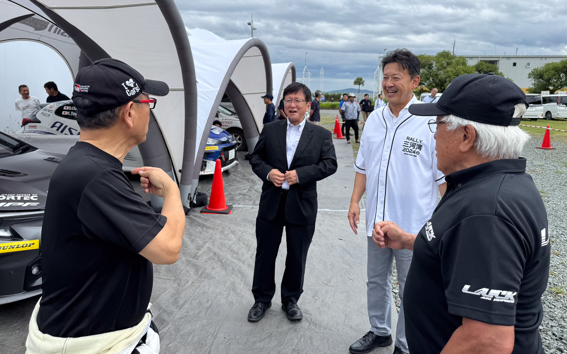 左からモリゾウ選手、江口副知事、鈴木市長、勝田会長。話題はF1からラリーへ