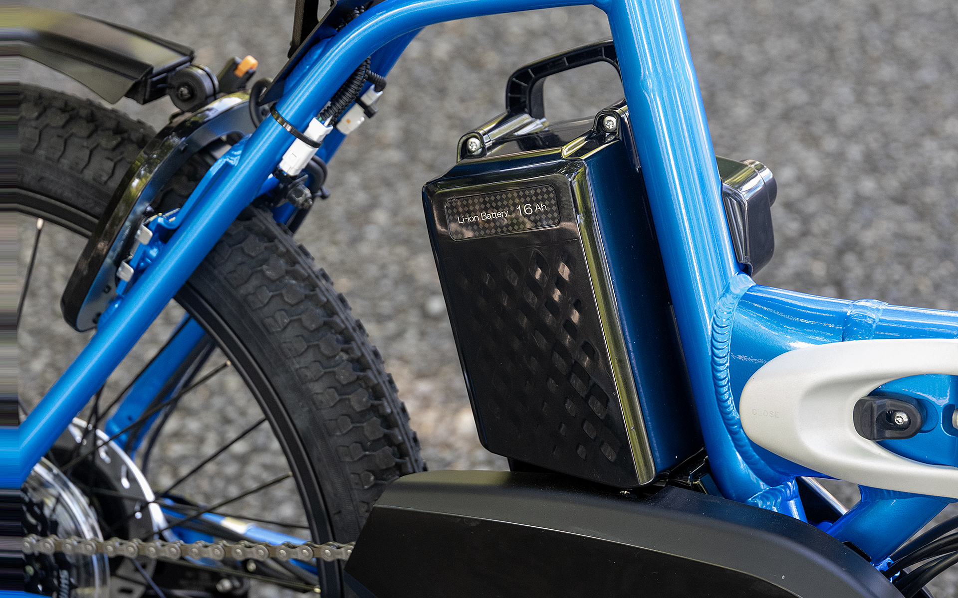 バッテリもパナソニック サイクルテック製。電動アシスト自転車にも使用されているバッテリなので入手が容易で価格も手頃というメリットがある