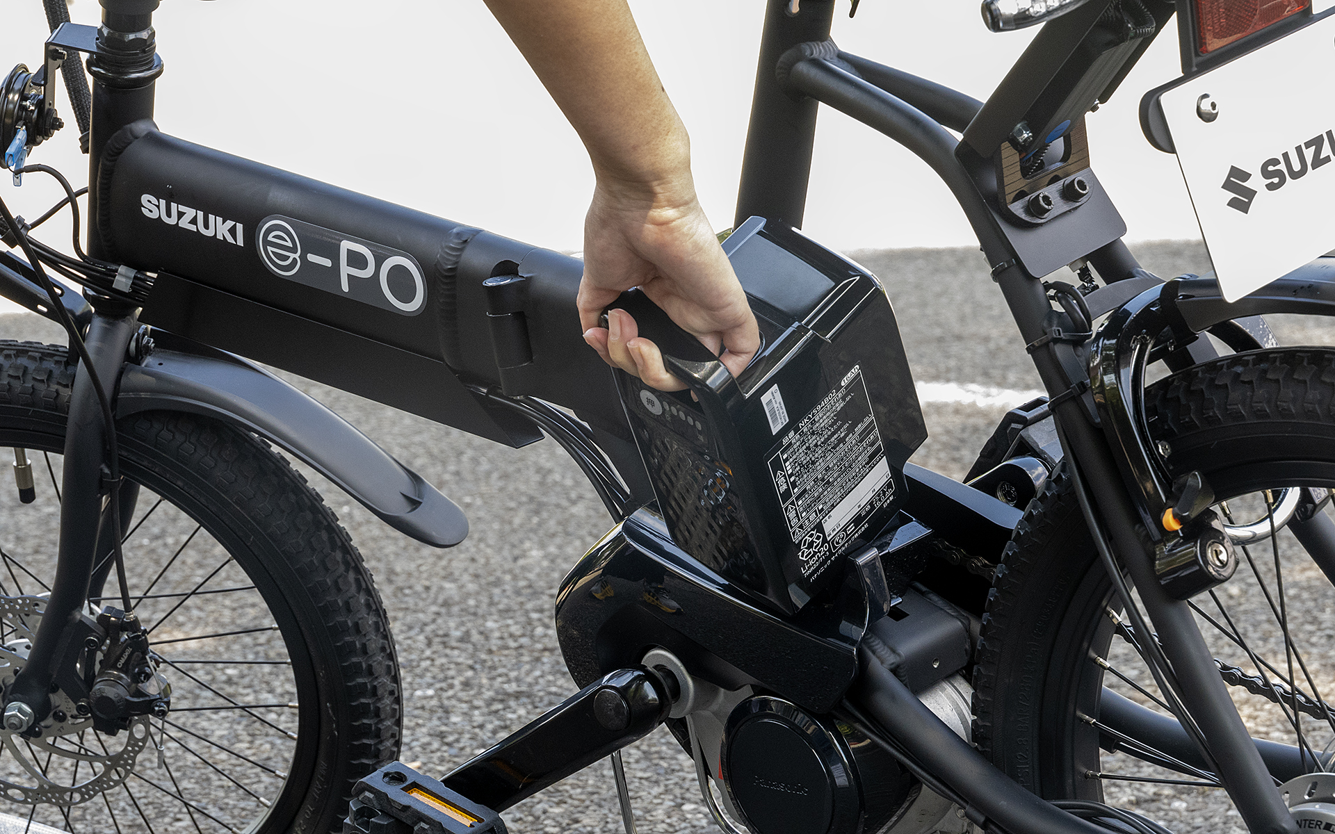 車体からの取り外しも容易なので、バッテリ充電や駐輪時の盗難対策として外して部屋に持ち込むこともできる。車体とはキーでロックする