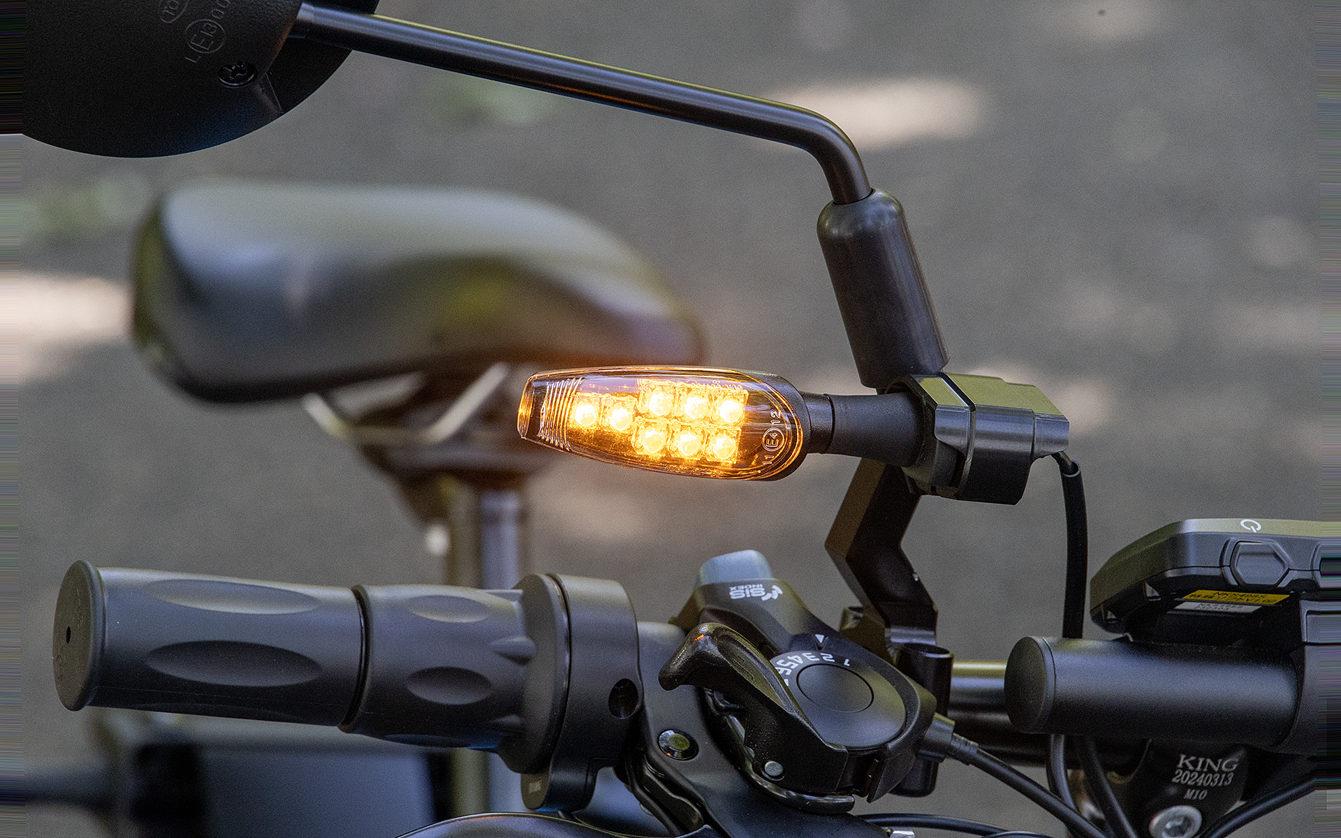 フロントウインカー点灯。ウインカー自体はオートバイ用を流用