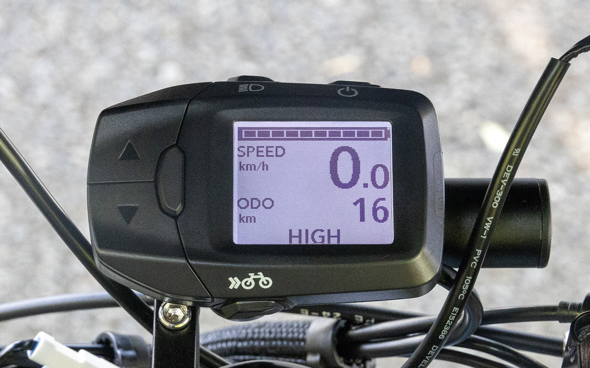 ディスプレイ。速度や距離、バッテリ残量、モードなどが表示される。押し歩きモードのスイッチも見えるがこちらの機能は搭載されていない