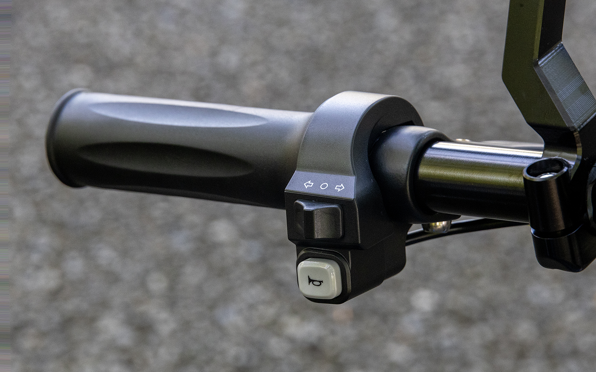 左側グリップにはウインカーとホーンのスイッチがある